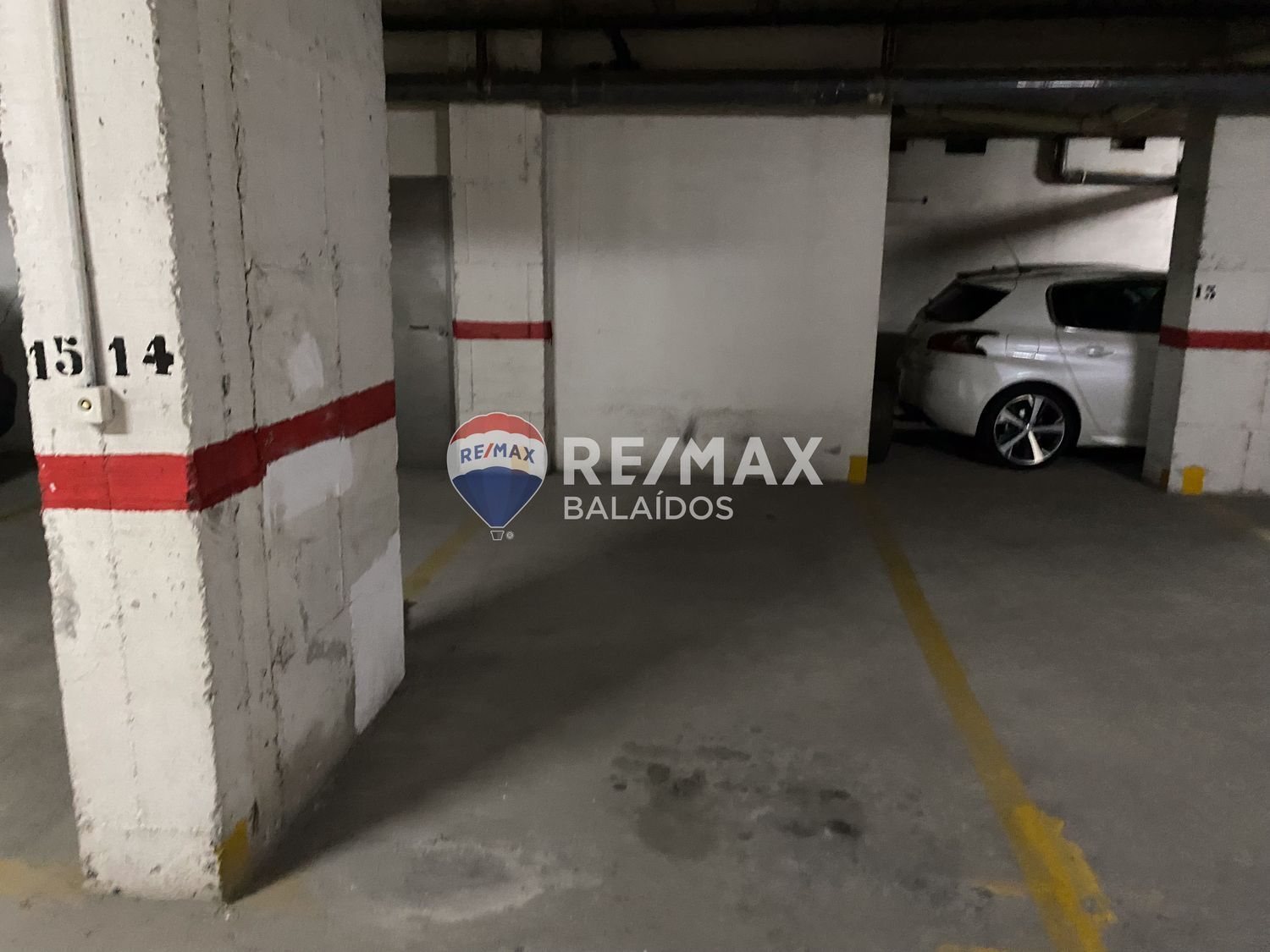 Parking en venta  calle de Castelao, Vigo  8/21