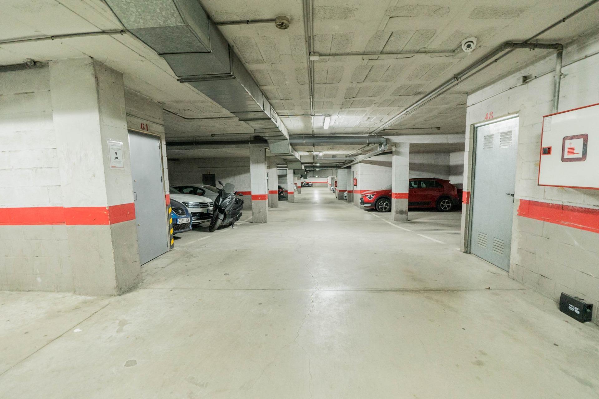 EXCLUSIVA: ESPECTACULAR PISO EN LAS LAGUNAS, CON GARAJE,TRASTERO Y PISCINA