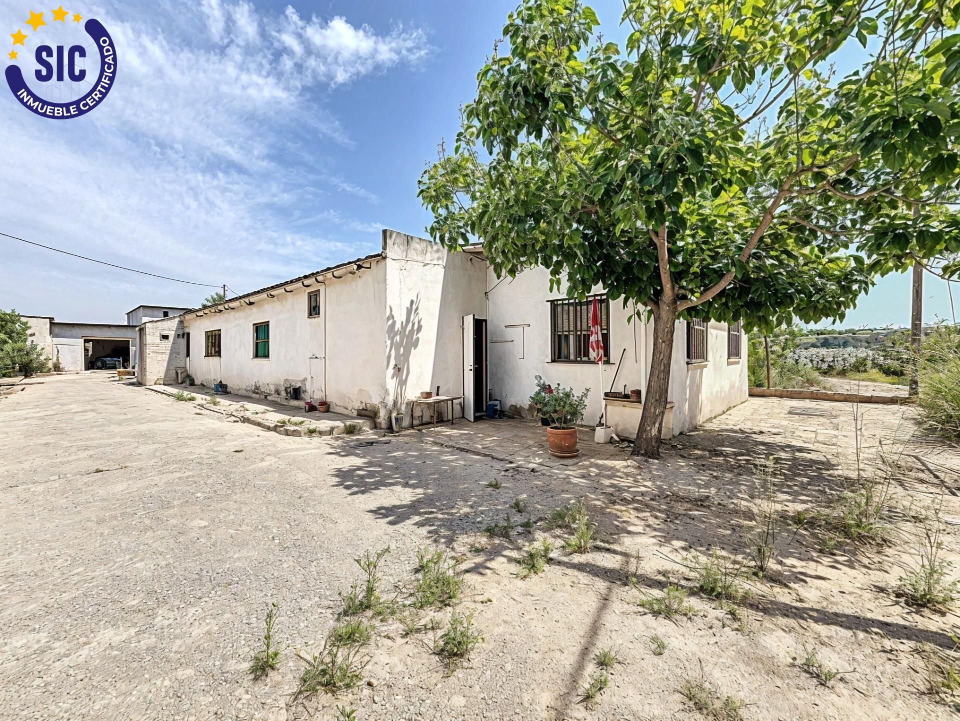 Vivienda con alma de granja y alma de proyecto