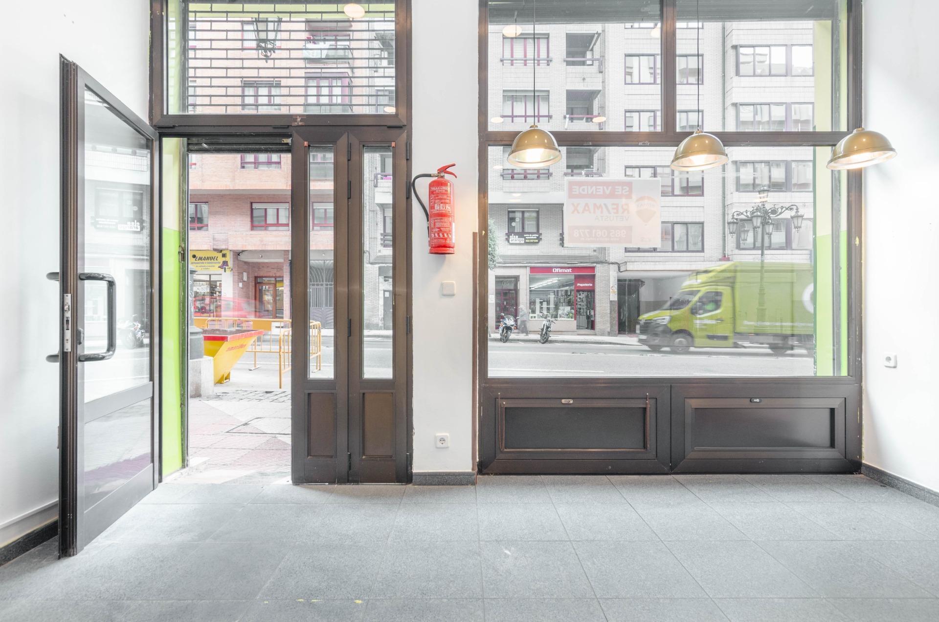 Local comercial a pie de calle en Calle Muñoz Degrain, Oviedo