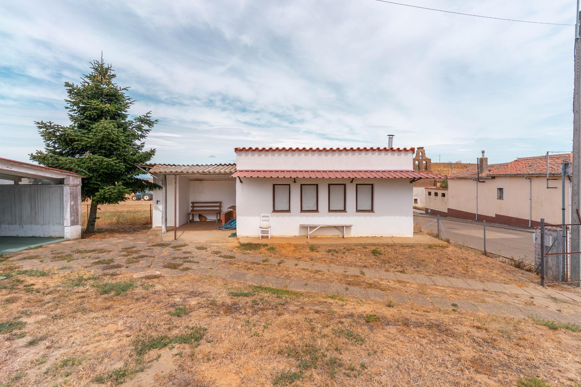 Remanso de paz en Valencia de Don Juan, con jardín y casa de invitados