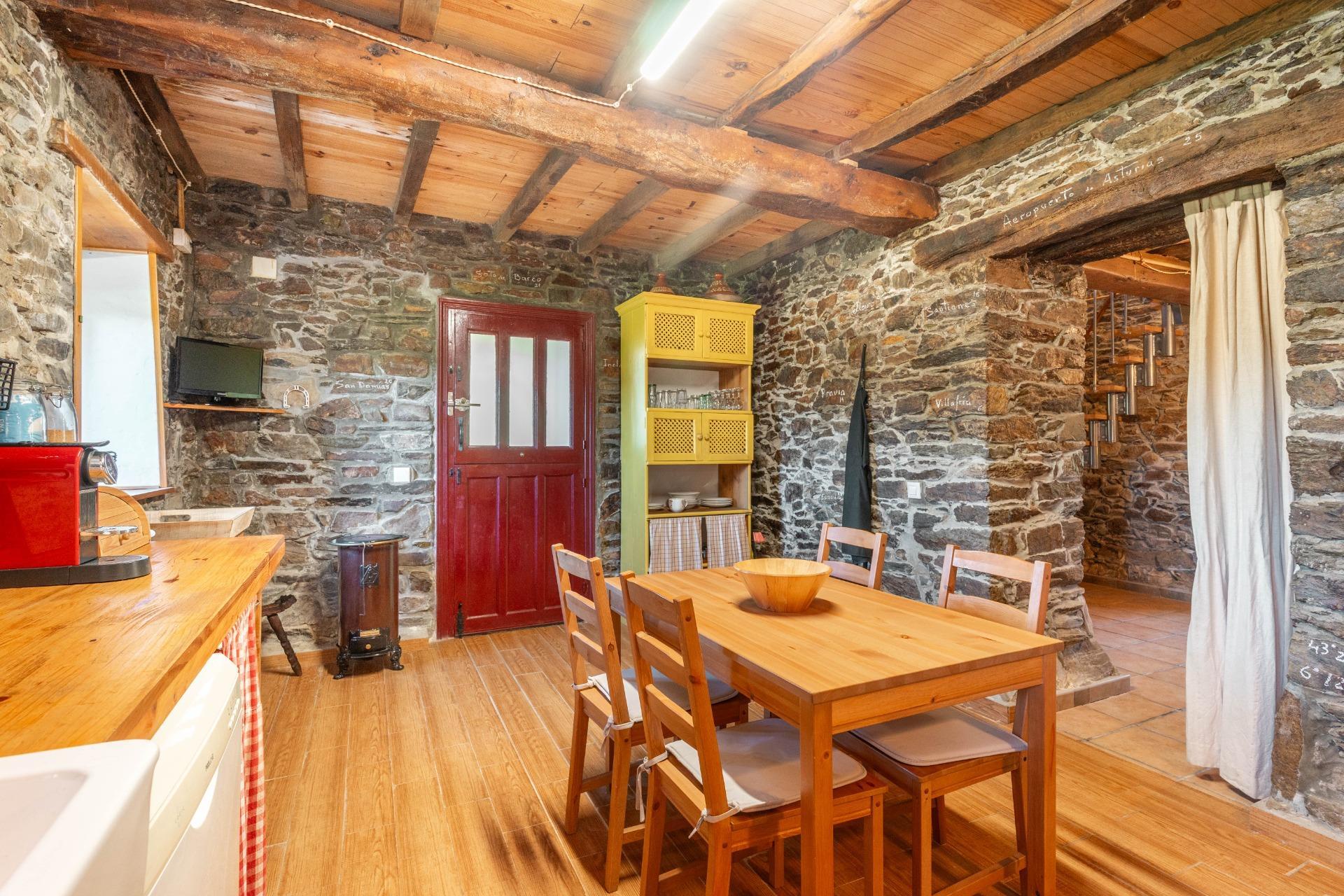 Encanto rural con alma asturiana ? Casa de piedra con vistas de ensueño en Loro (Pravia)