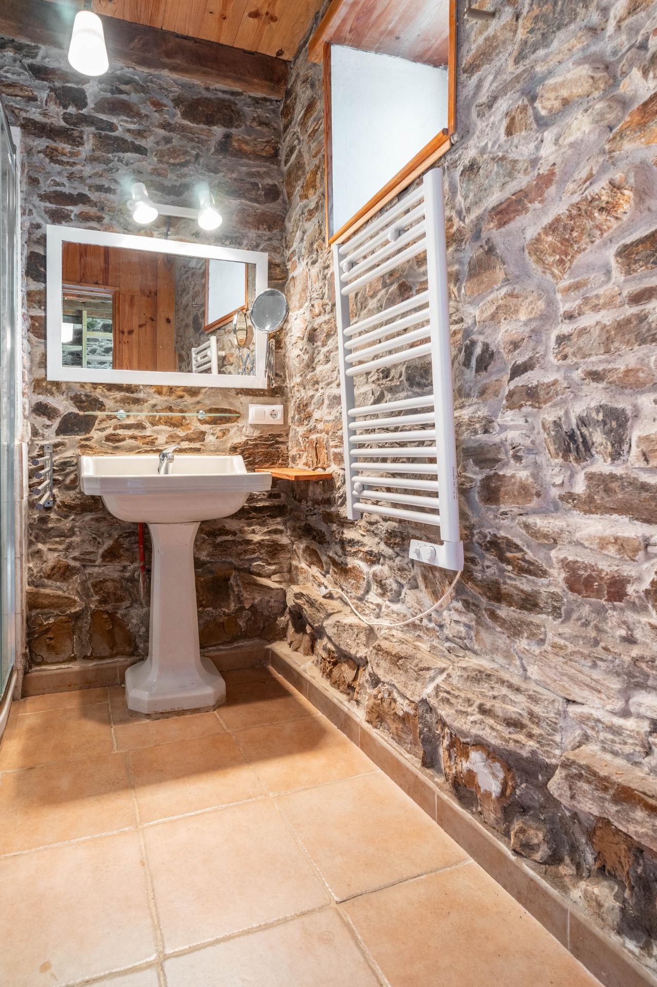 Encanto rural con alma asturiana ? Casa de piedra con vistas de ensueño en Loro (Pravia)