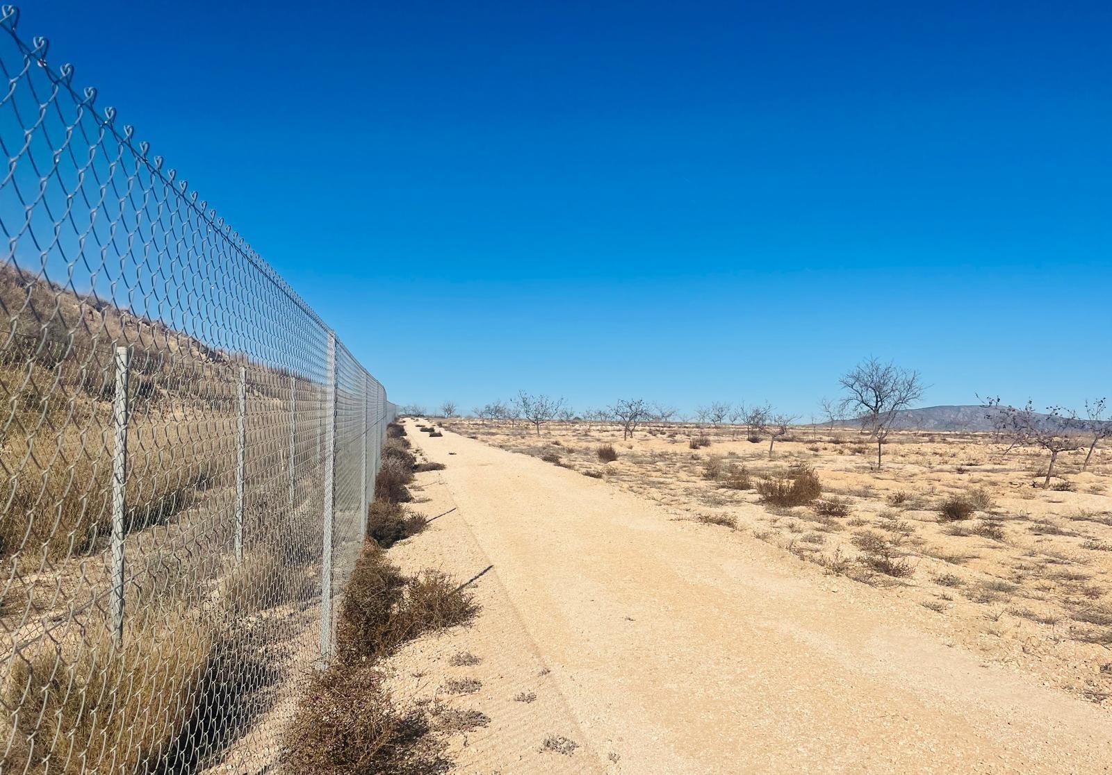 Terreno cerca de Pinoso, Alicante, 150.000 m2 con permiso para construir vallas de lujo hasta 1500 m2
