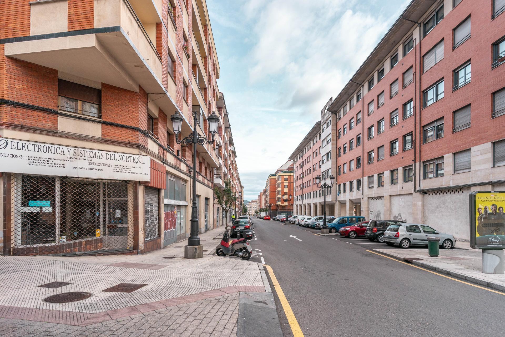 Amplio local en venta en Calle Fernando Alonso 32 ? Oviedo