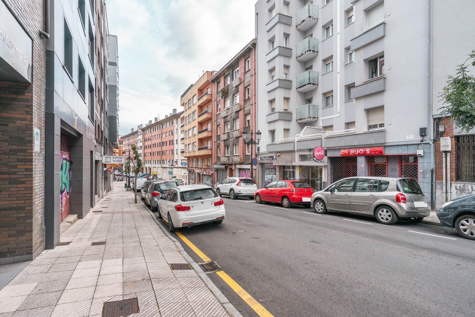 Amplio local en venta en Calle Fernando Alonso 32 ? Oviedo