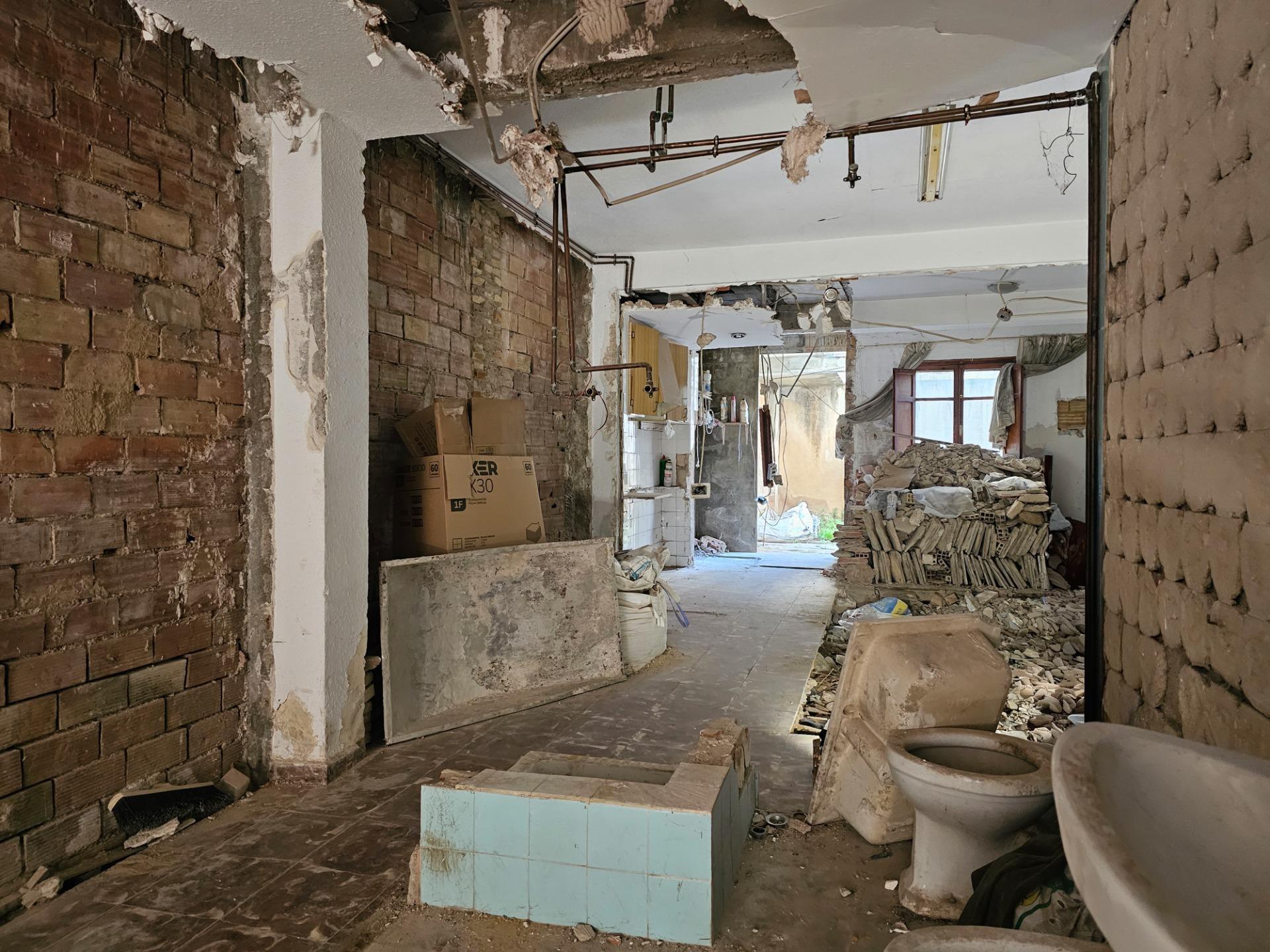 Planta baja con un gran patio en Corea ? Ubicación excelente y gran oportunidad para reformar