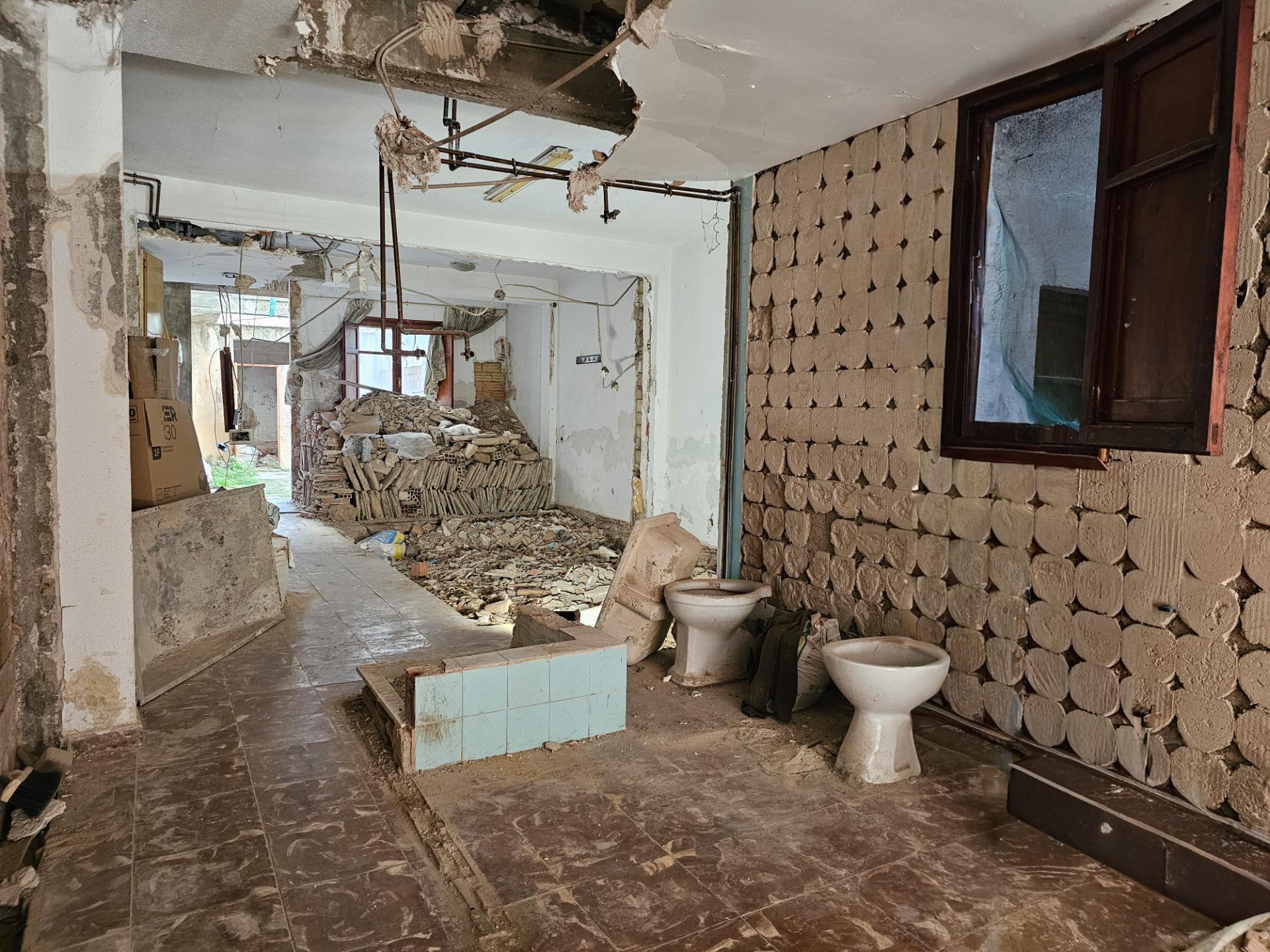 Planta baja con un gran patio en Corea ? Ubicación excelente y gran oportunidad para reformar