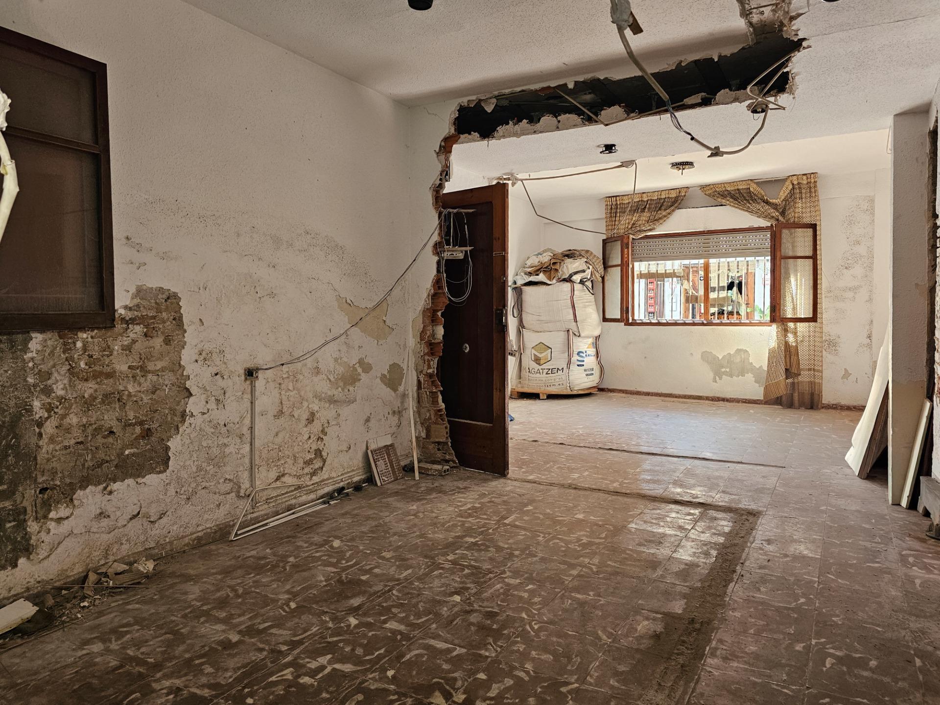 Planta baja con un gran patio en Corea ? Ubicación excelente y gran oportunidad para reformar