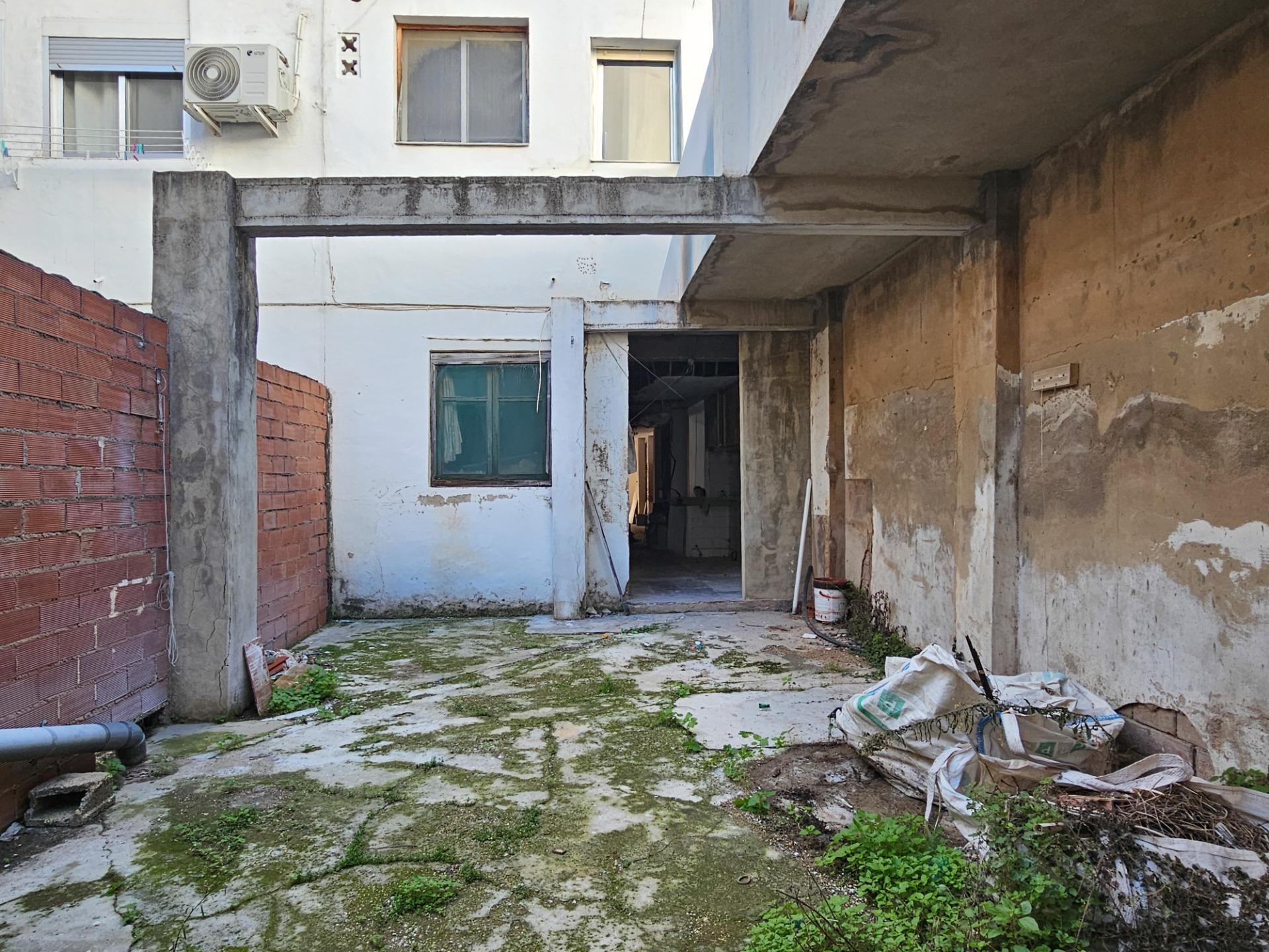 Planta baja con un gran patio en Corea ? Ubicación excelente y gran oportunidad para reformar