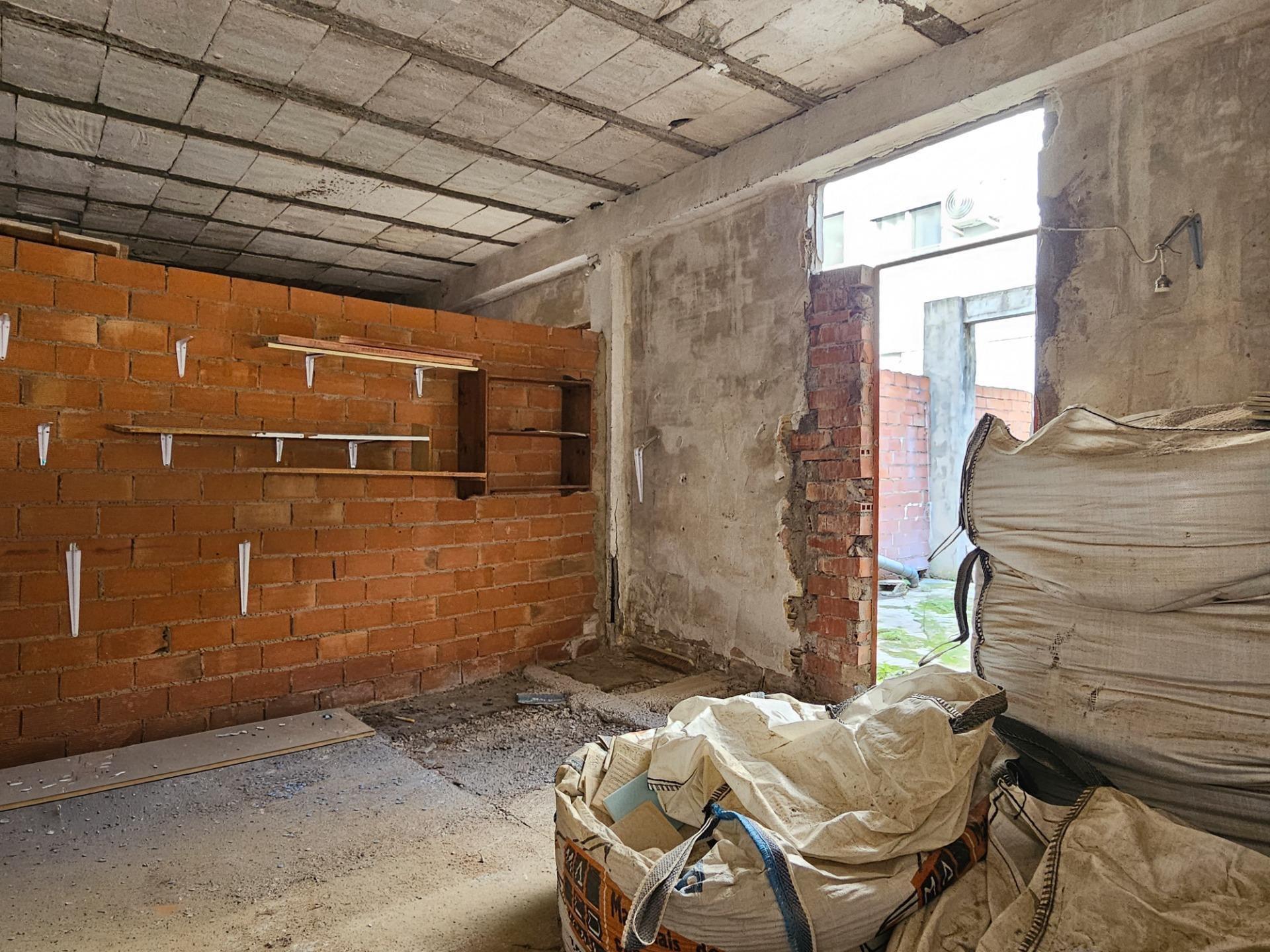 Planta baja con un gran patio en Corea ? Ubicación excelente y gran oportunidad para reformar