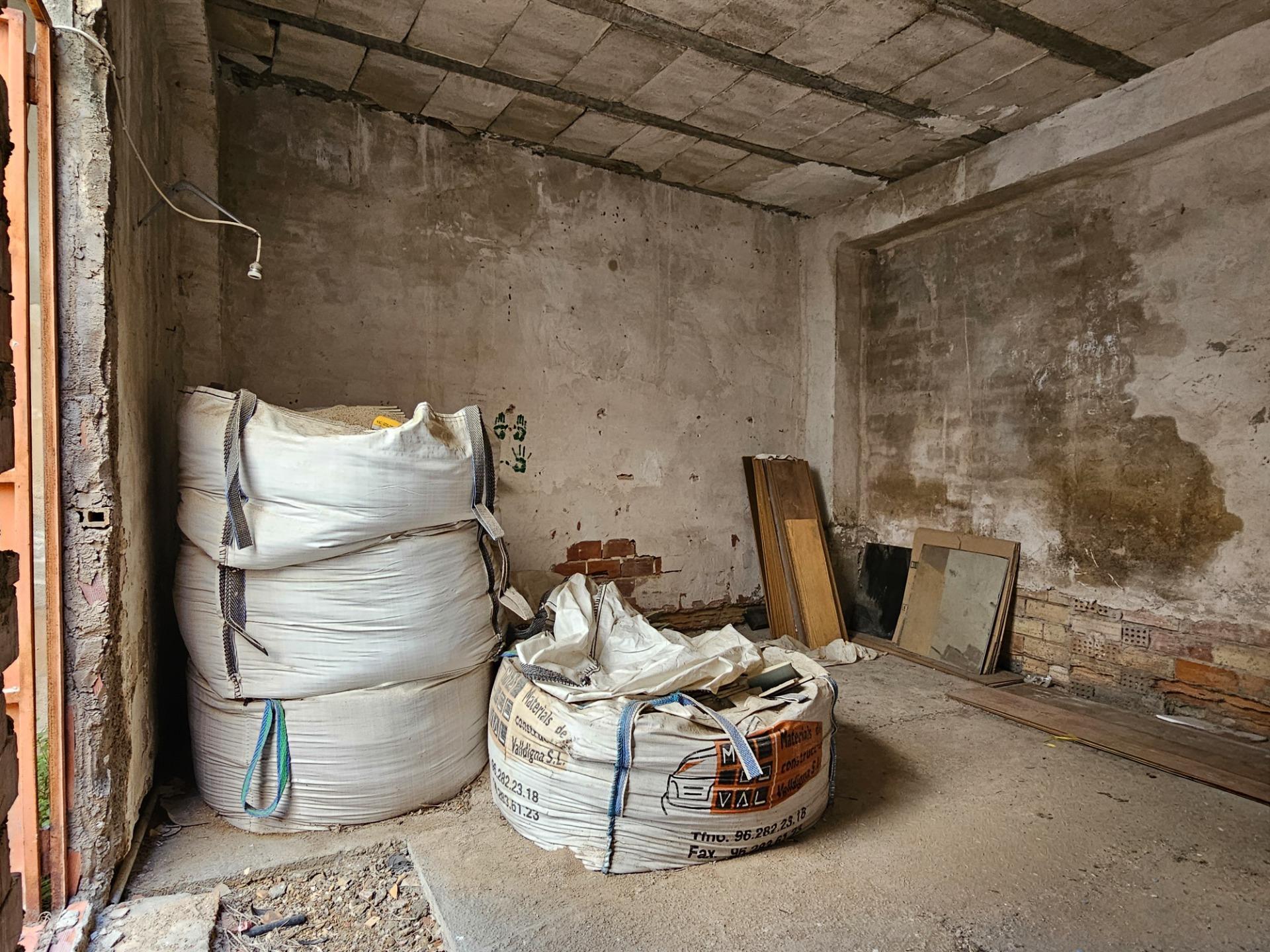 Planta baja con un gran patio en Corea ? Ubicación excelente y gran oportunidad para reformar