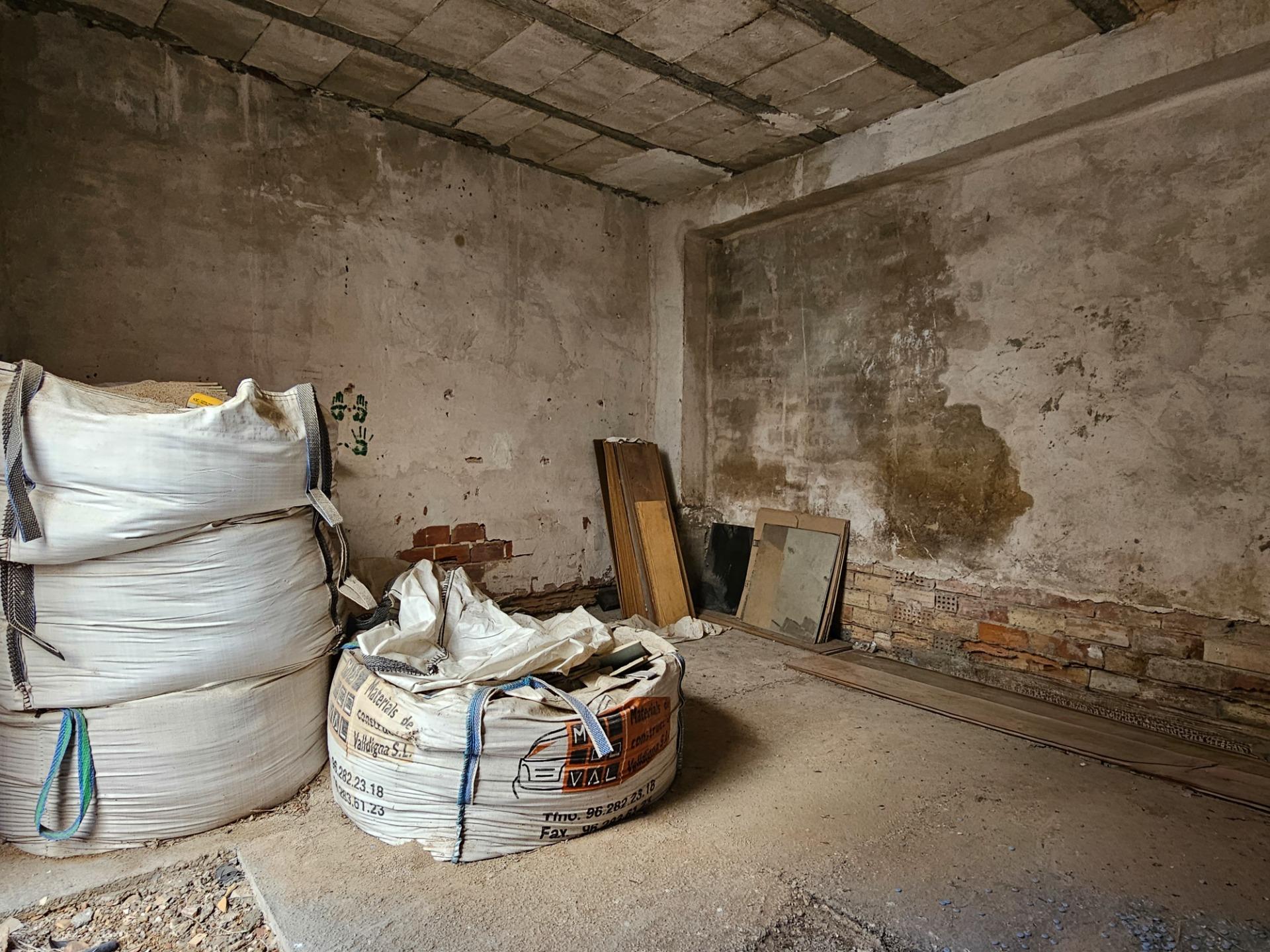 Planta baja con un gran patio en Corea ? Ubicación excelente y gran oportunidad para reformar