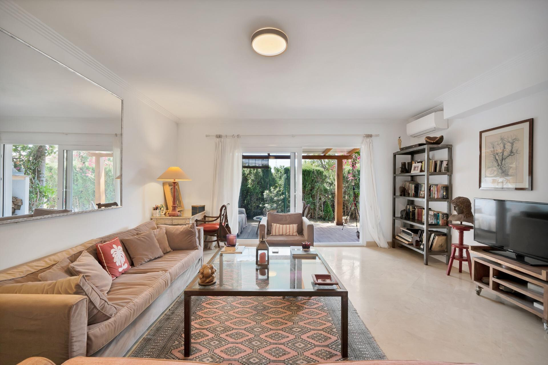 ¡Nueva en el mercado!  Pareada en Nagüeles, 4 dormitorios, perfecta para familias. Ideal para proyecto de renovación y venta