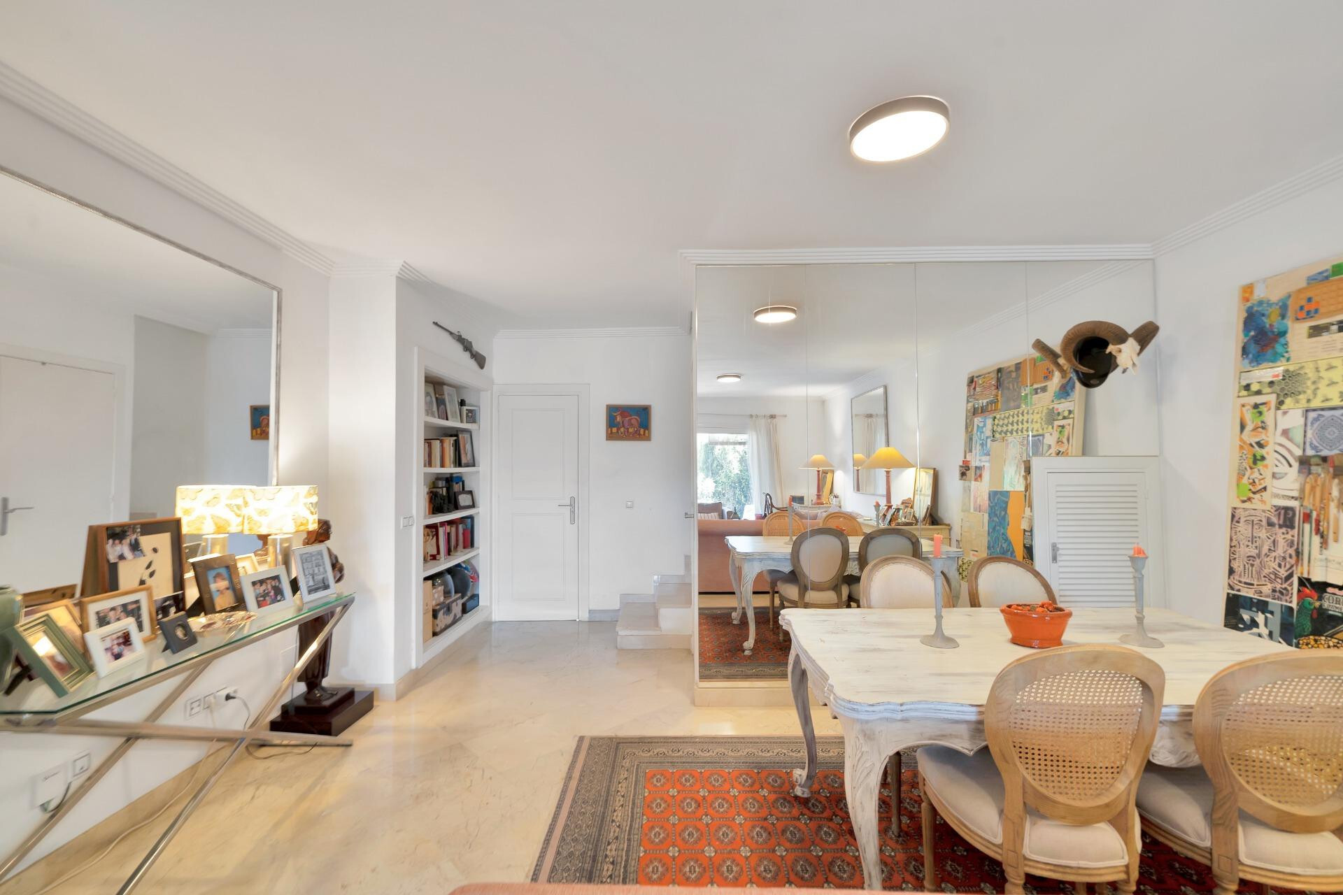 ¡Nueva en el mercado!  Pareada en Nagüeles, 4 dormitorios, perfecta para familias. Ideal para proyecto de renovación y venta