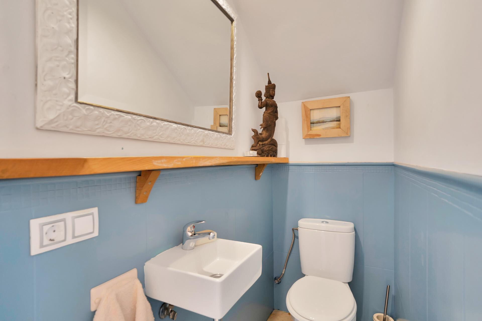 ¡Nueva en el mercado!  Pareada en Nagüeles, 4 dormitorios, perfecta para familias. Ideal para proyecto de renovación y venta