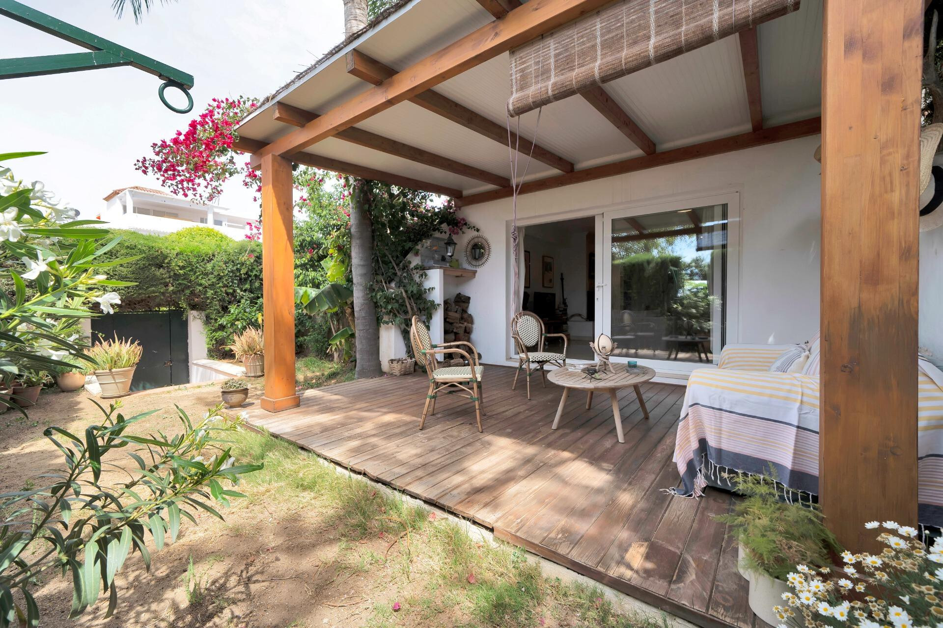 ¡Nueva en el mercado!  Pareada en Nagüeles, 4 dormitorios, perfecta para familias. Ideal para proyecto de renovación y venta