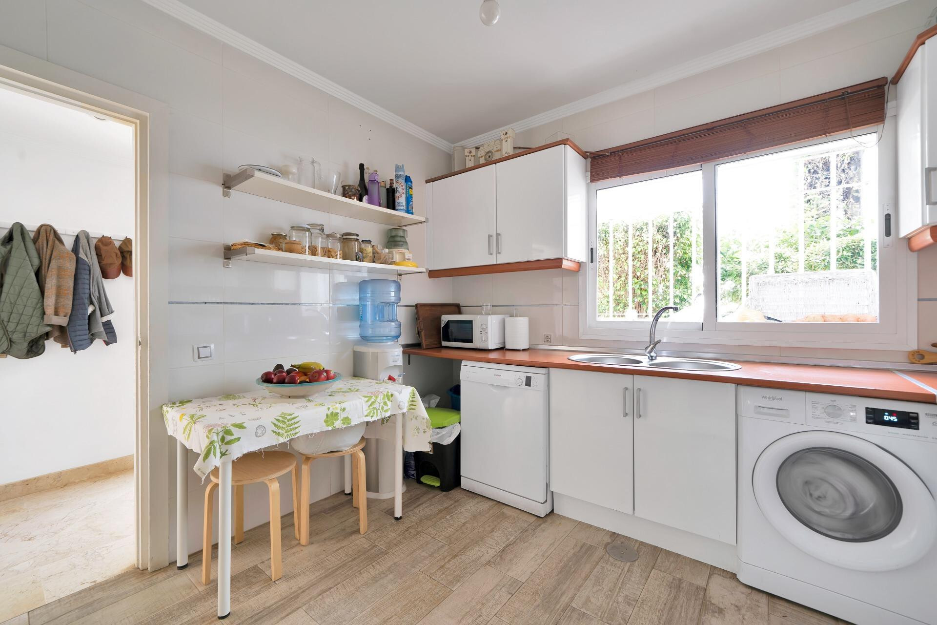 ¡Nueva en el mercado!  Pareada en Nagüeles, 4 dormitorios, perfecta para familias. Ideal para proyecto de renovación y venta