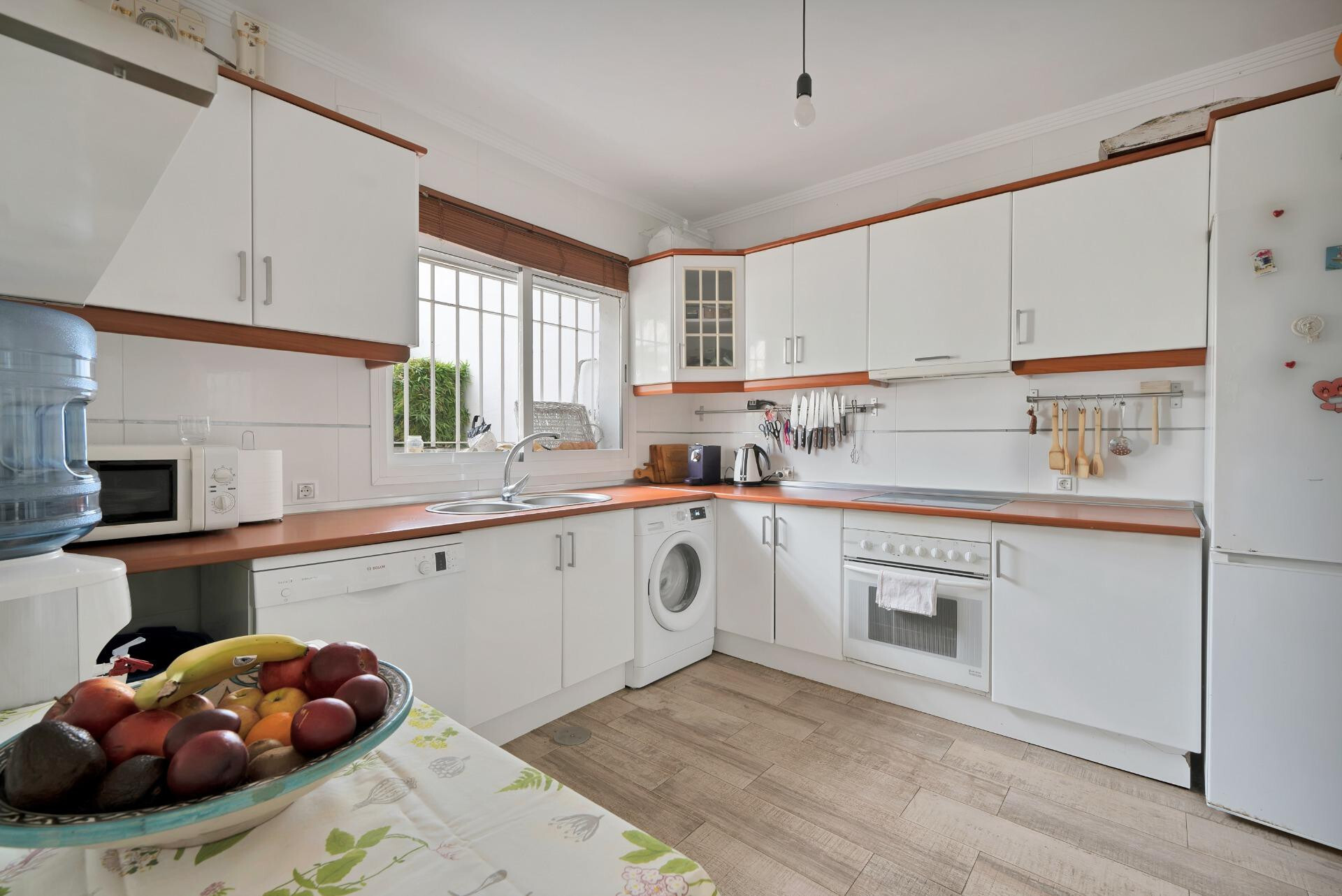 ¡Nueva en el mercado!  Pareada en Nagüeles, 4 dormitorios, perfecta para familias. Ideal para proyecto de renovación y venta