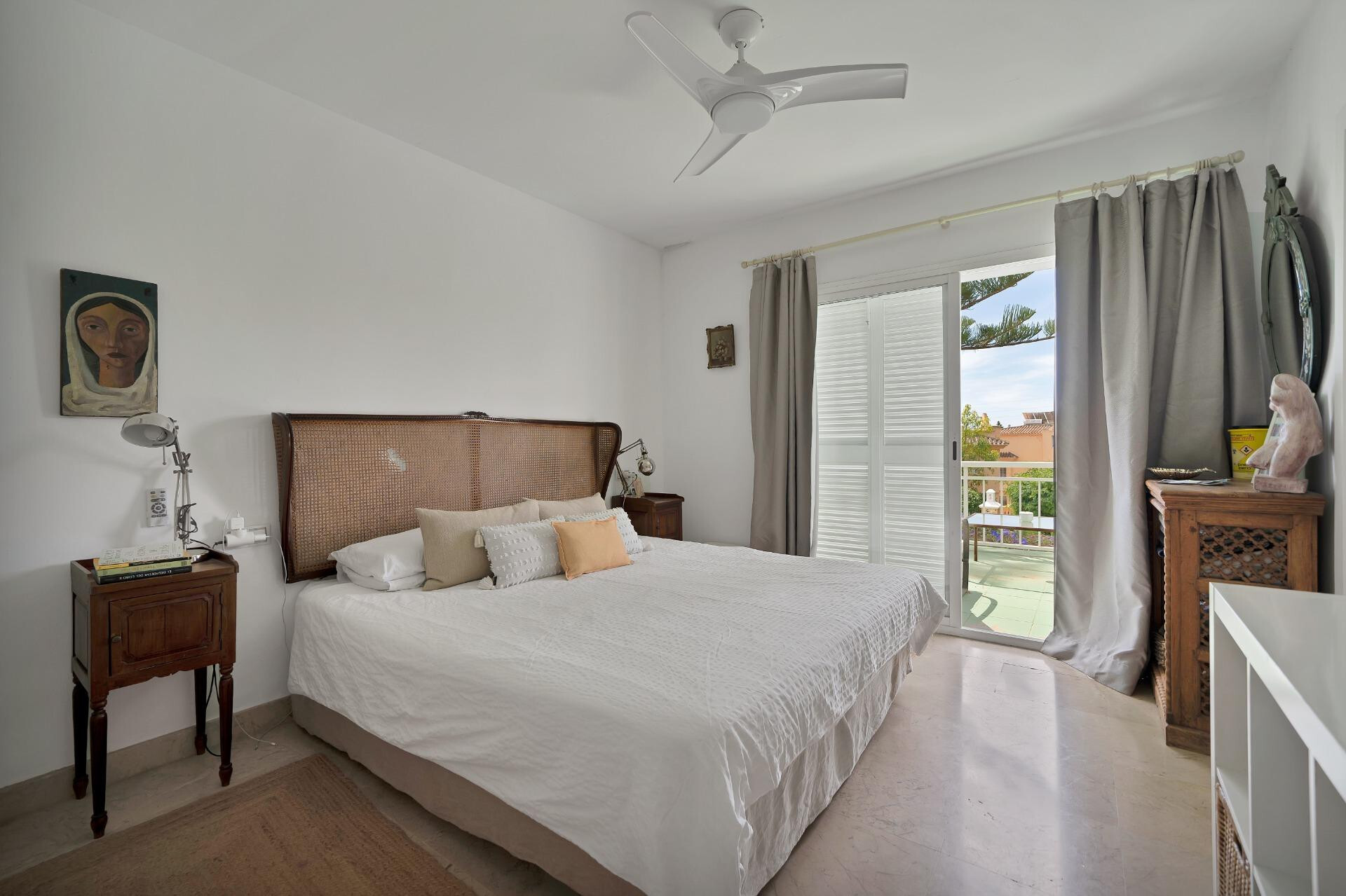 ¡Nueva en el mercado!  Pareada en Nagüeles, 4 dormitorios, perfecta para familias. Ideal para proyecto de renovación y venta