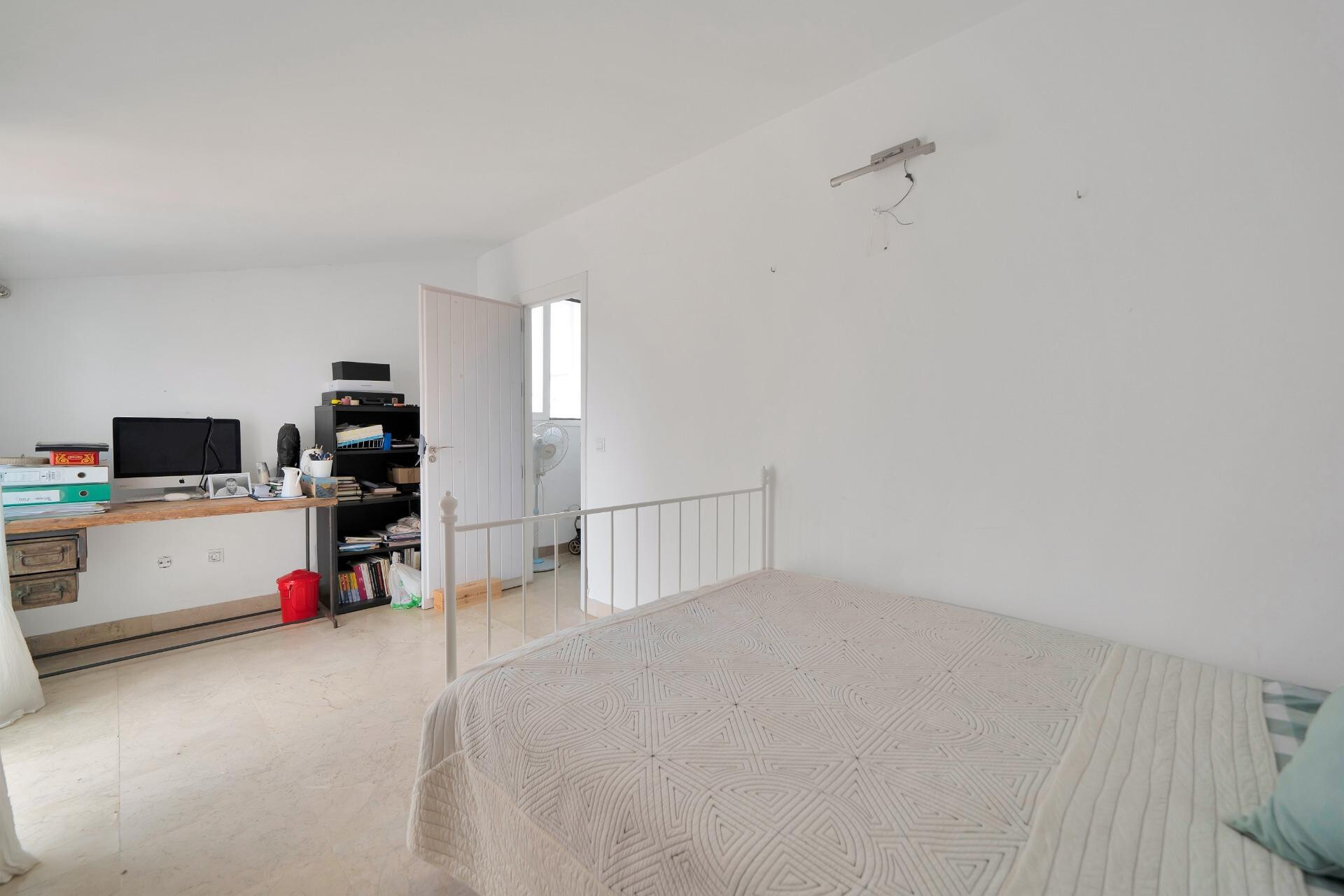 ¡Nueva en el mercado!  Pareada en Nagüeles, 4 dormitorios, perfecta para familias. Ideal para proyecto de renovación y venta