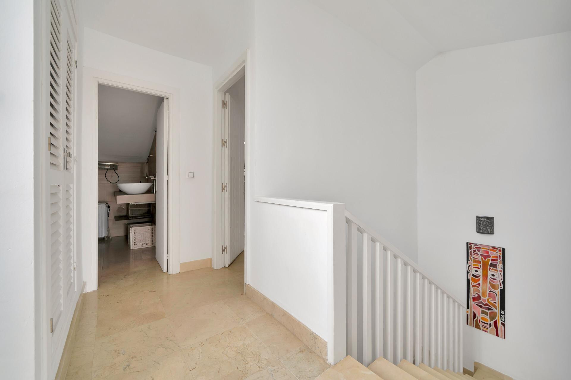 ¡Nueva en el mercado!  Pareada en Nagüeles, 4 dormitorios, perfecta para familias. Ideal para proyecto de renovación y venta