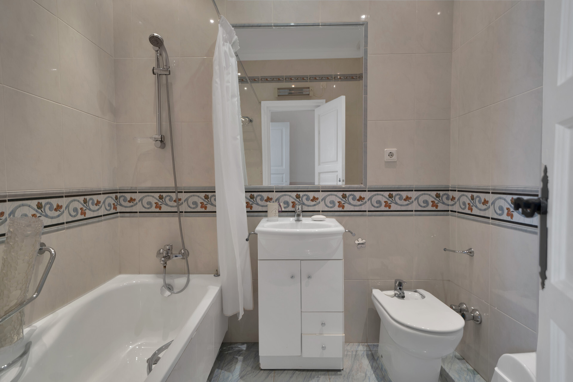 Nueva en el mercado, Exclusiva: Villa independiente en venta en Nueva Andalucía, Marbella ? Ubicación privilegiada y vistas al mar