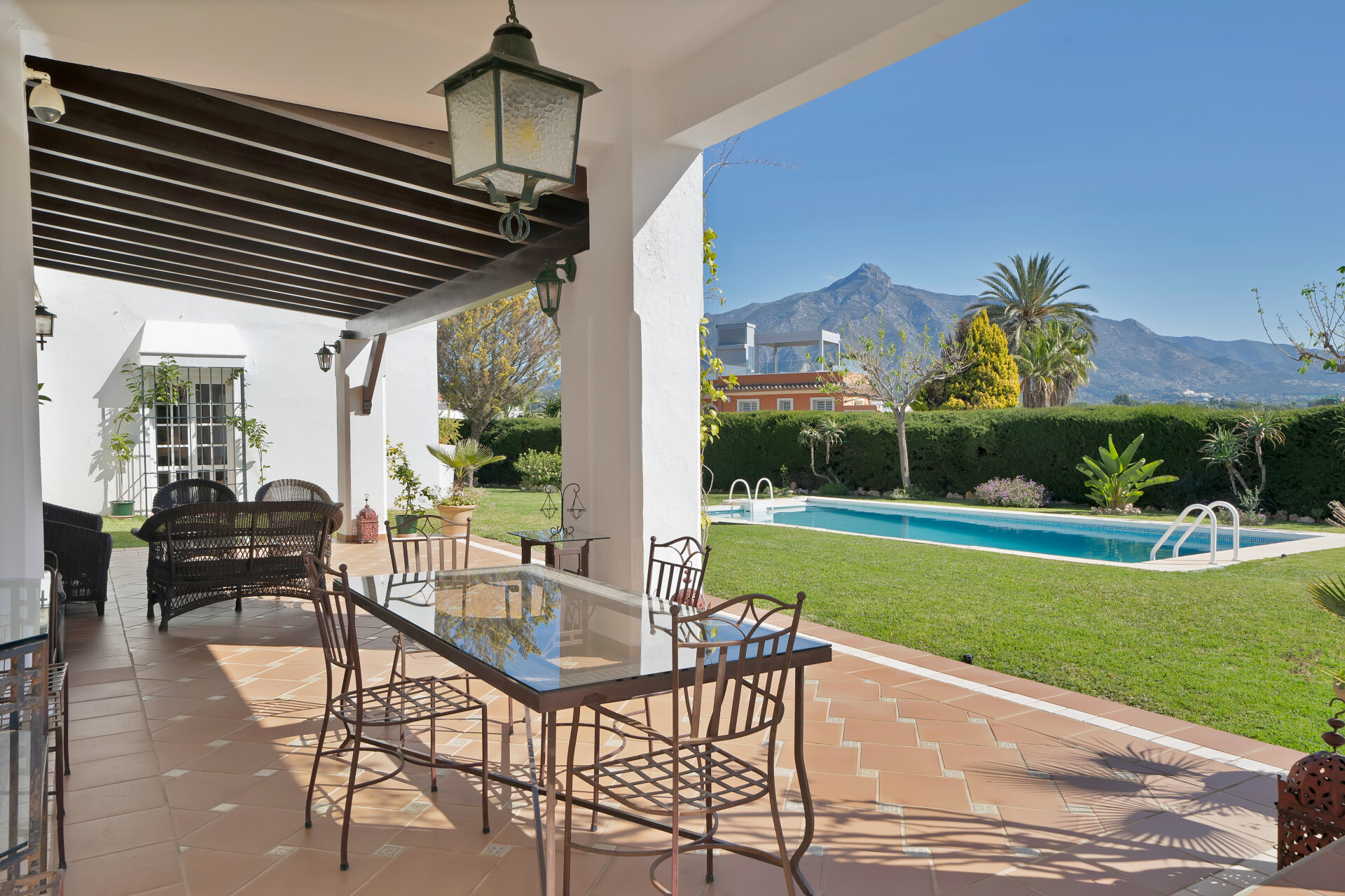 Nueva en el mercado, Exclusiva: Villa independiente en venta en Nueva Andalucía, Marbella ? Ubicación privilegiada y vistas al mar