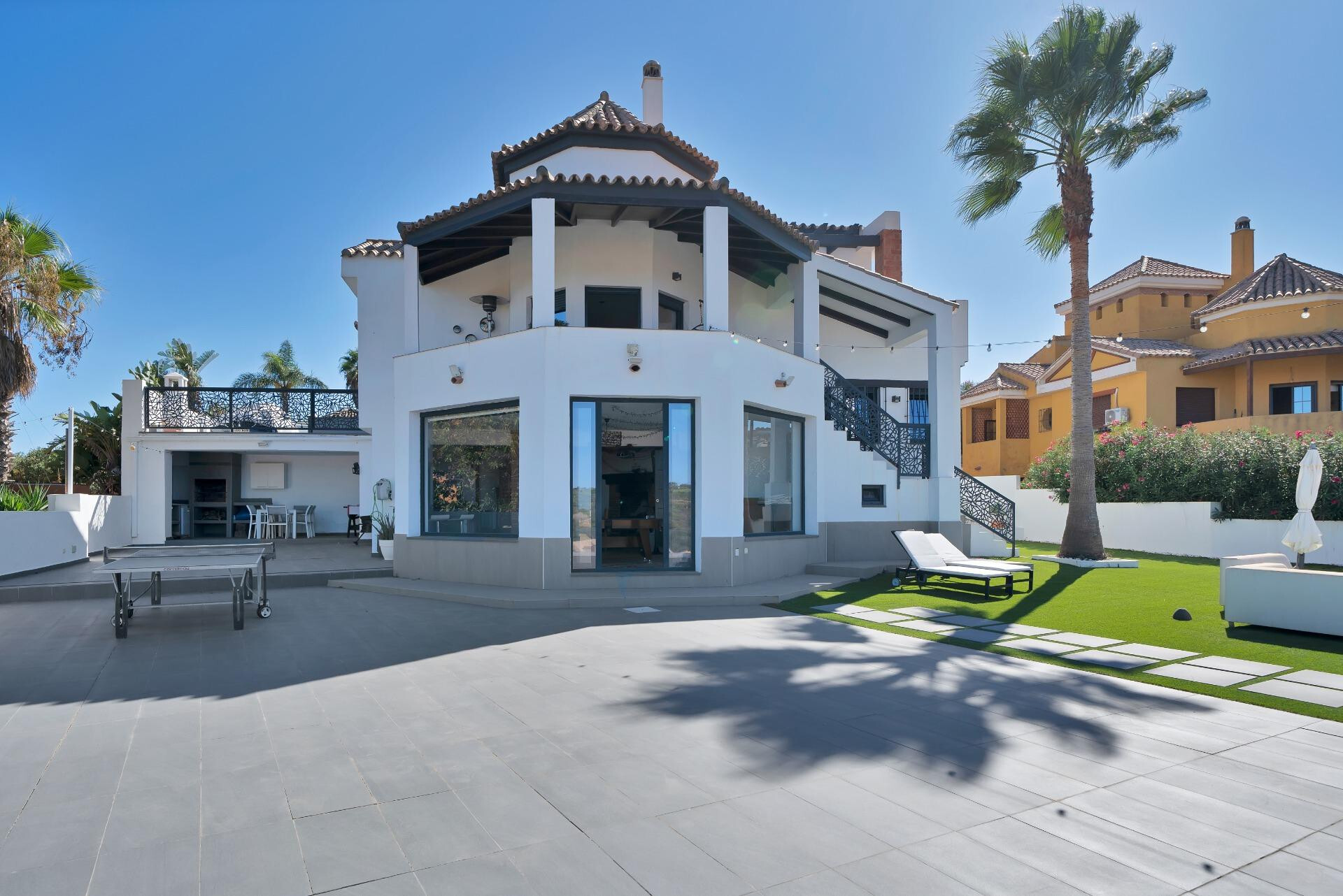 Villa en primera linea de La Alcaidesa impresionantes vistas se centran en el Faro de La Alcaidesa