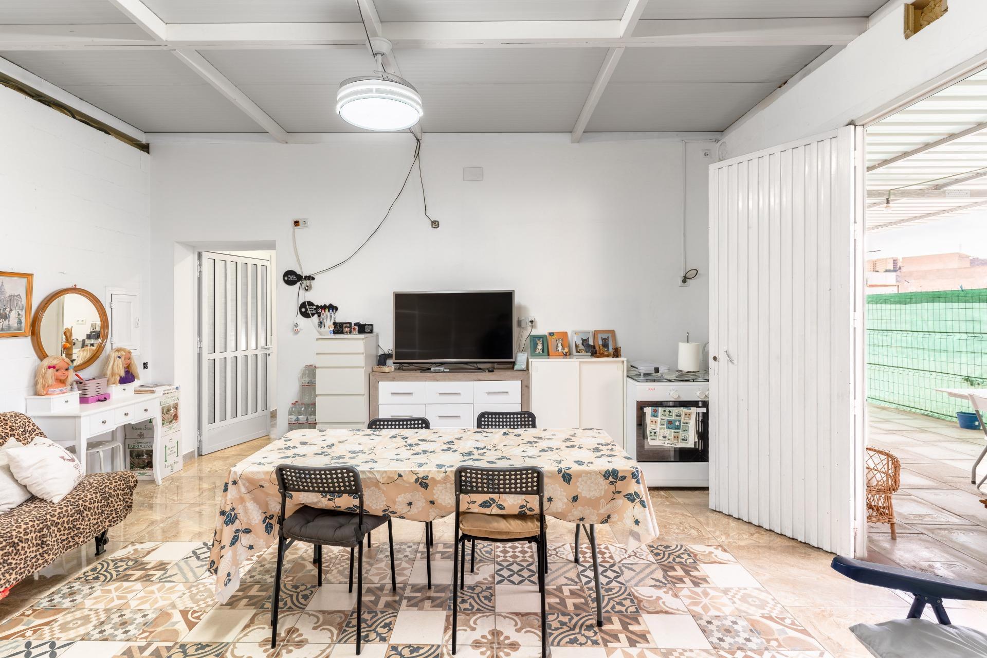 Oportunidad única de inversión: parcela urbana con edificabilidad certificada en Almería