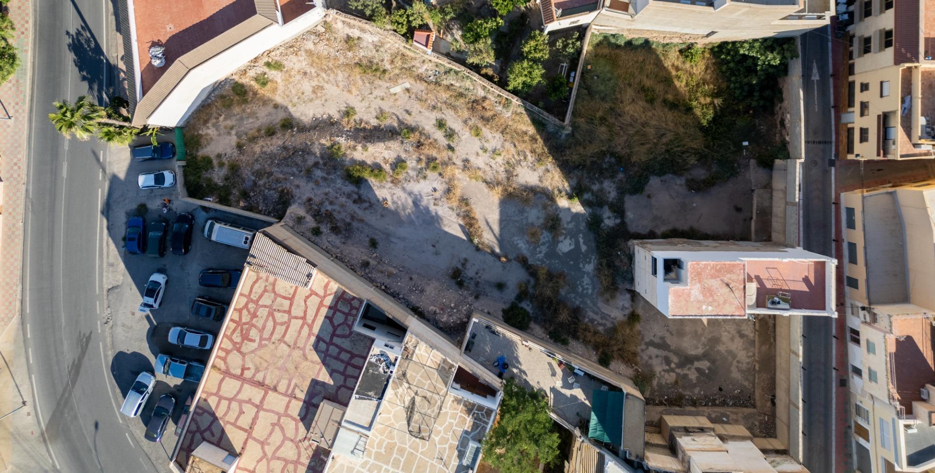 ? INVERSIÓN ESTRATÉGICA: 1.177m² URBANOS Y CÉNTRICOS. ¡Doble Fachada y Rentabilidad Máxima en Alhama!