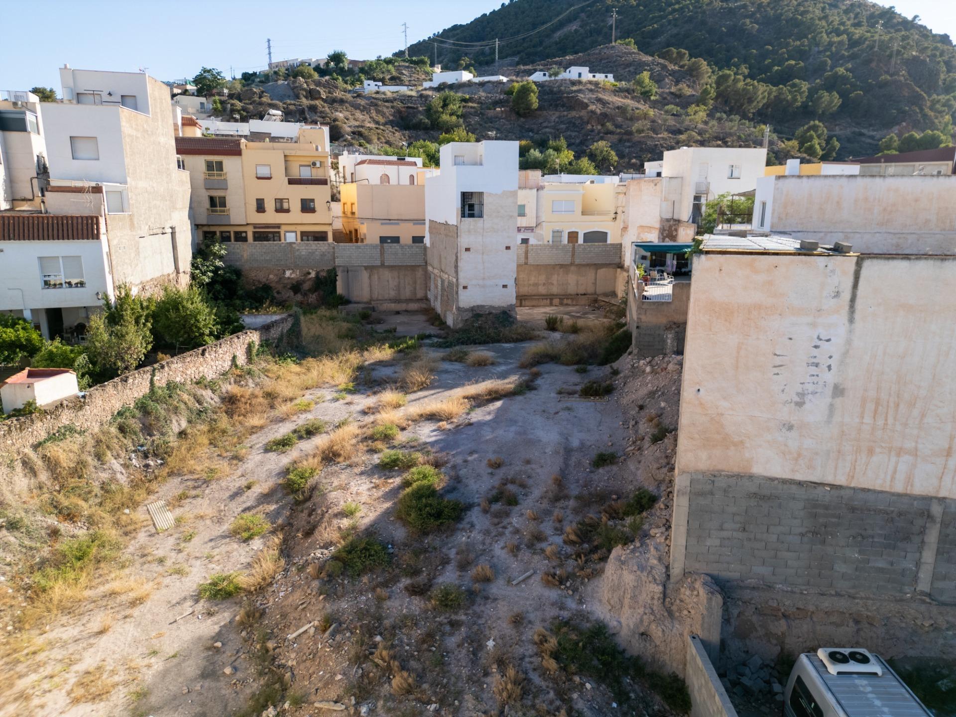 ? INVERSIÓN ESTRATÉGICA: 1.177m² URBANOS Y CÉNTRICOS. ¡Doble Fachada y Rentabilidad Máxima en Alhama!