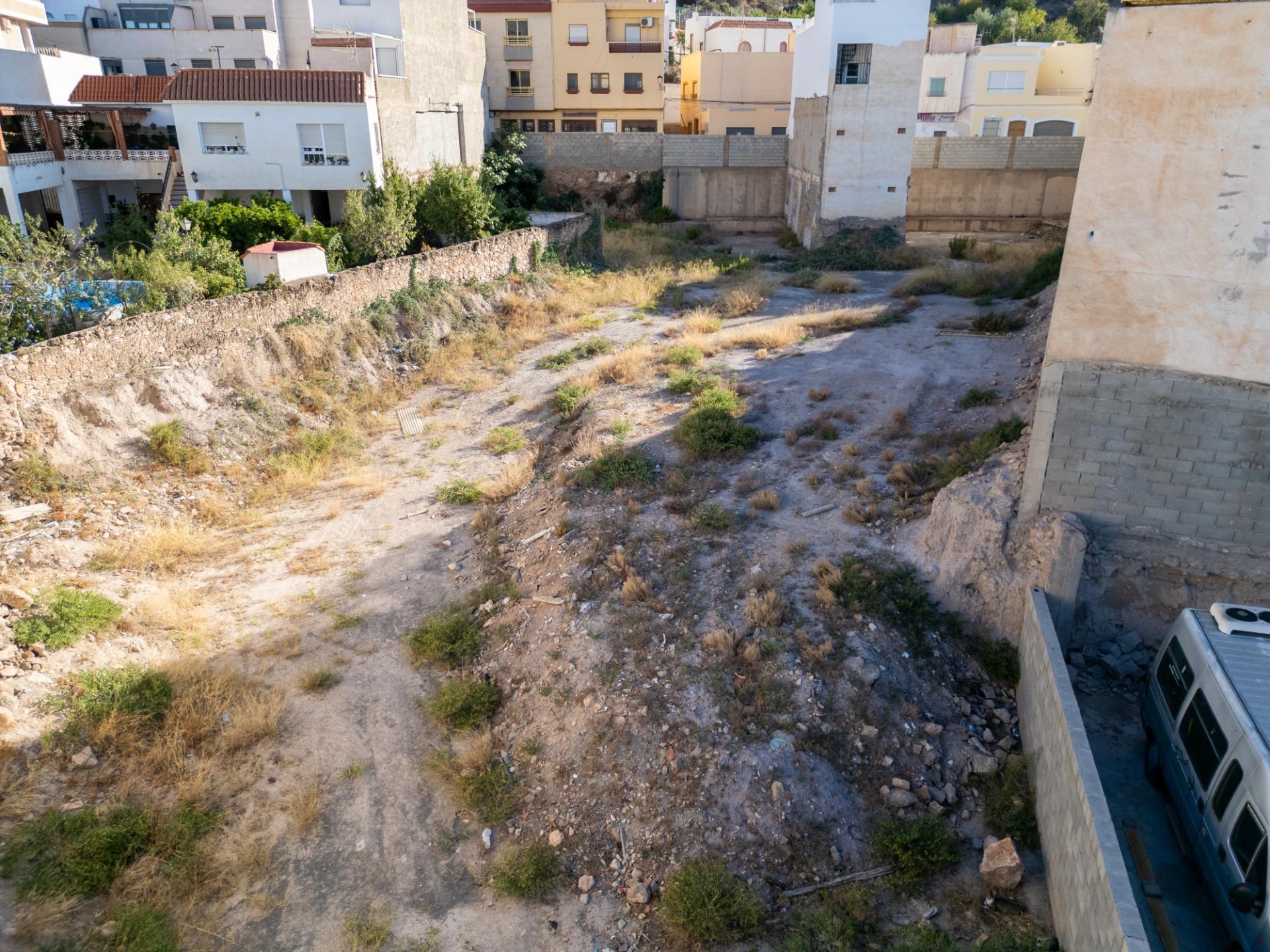 ? INVERSIÓN ESTRATÉGICA: 1.177m² URBANOS Y CÉNTRICOS. ¡Doble Fachada y Rentabilidad Máxima en Alhama!