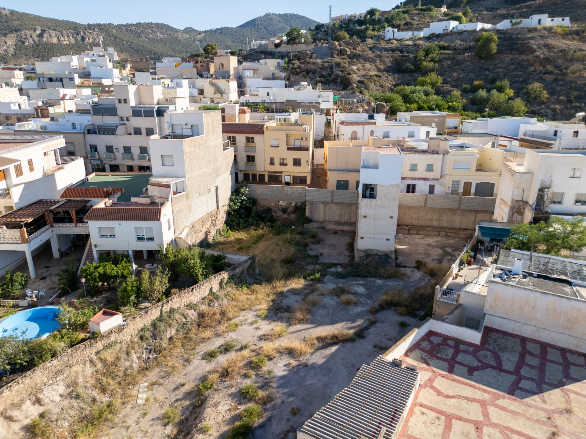 ? INVERSIÓN ESTRATÉGICA: 1.177m² URBANOS Y CÉNTRICOS. ¡Doble Fachada y Rentabilidad Máxima en Alhama!