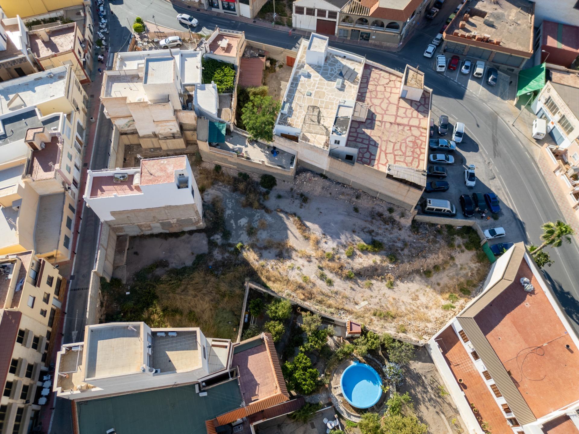 ? INVERSIÓN ESTRATÉGICA: 1.177m² URBANOS Y CÉNTRICOS. ¡Doble Fachada y Rentabilidad Máxima en Alhama!