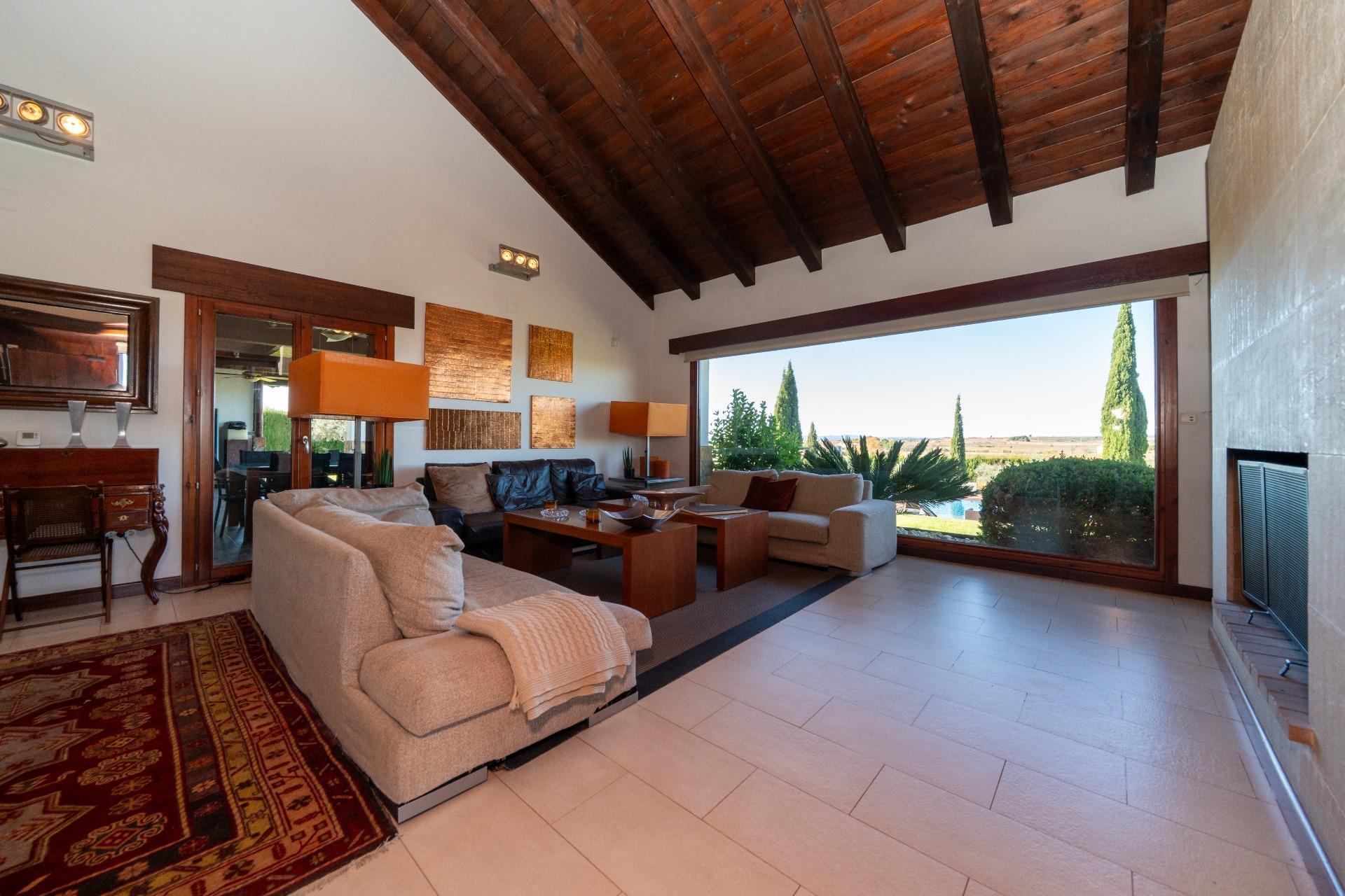 Te gustaría trabajar desde Casa en un lugar inspirador, vivir con más tranquilidad o pasar temporadas de descanso lejos del ritmo urbano ?  Este es tu Refugio.