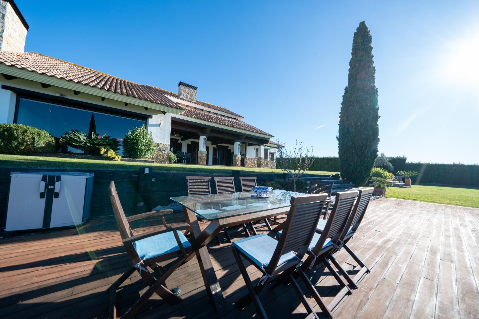 Te gustaría trabajar desde Casa en un lugar inspirador, vivir con más tranquilidad o pasar temporadas de descanso lejos del ritmo urbano ?  Este es tu Refugio.