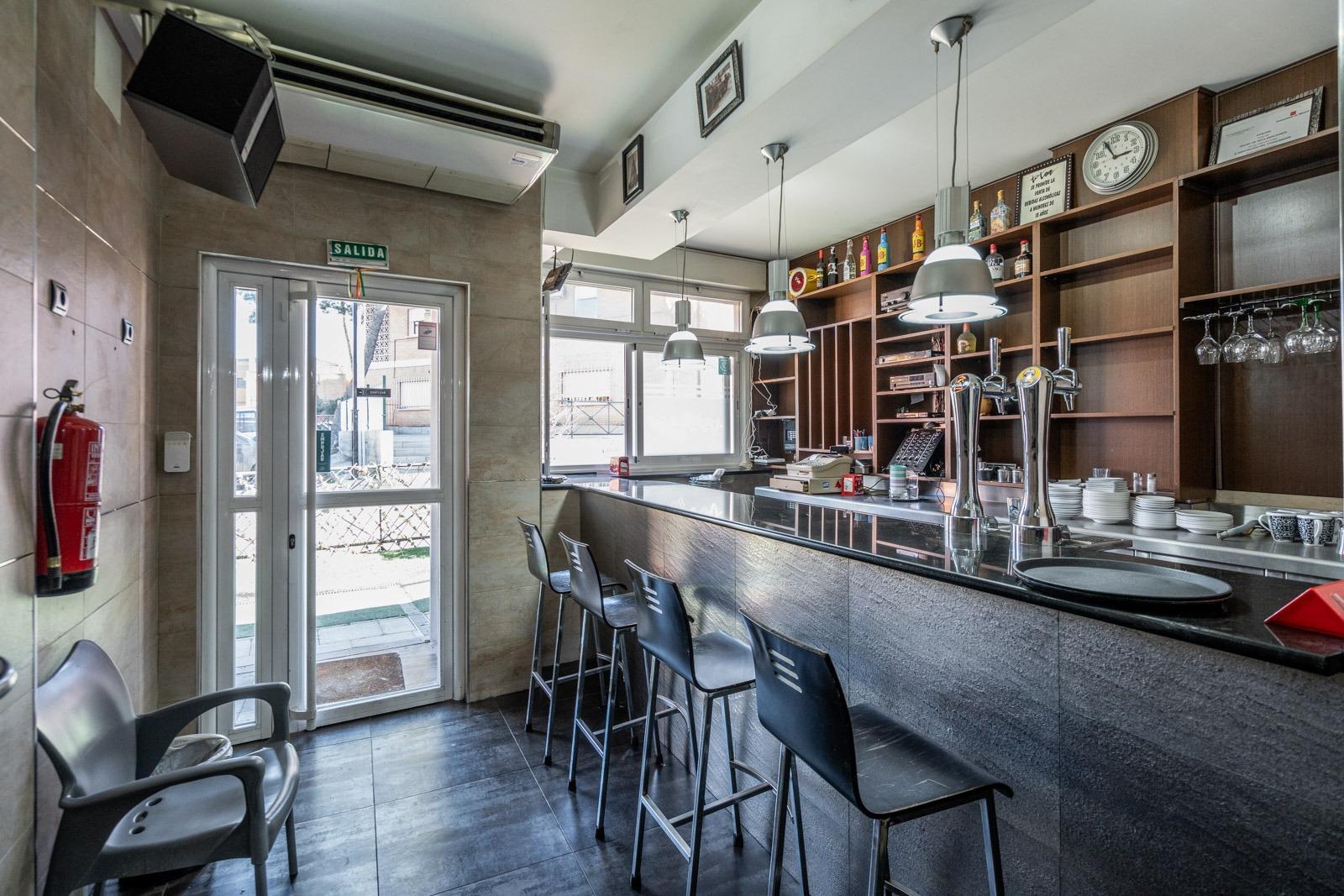 ^**^BAR RESTAURANTE CON AMPLIAS TERRAZAS Y AMPLIA ZONA PRIVADA EN MEJORADA DEL CAMPO^**^ Magnífica o