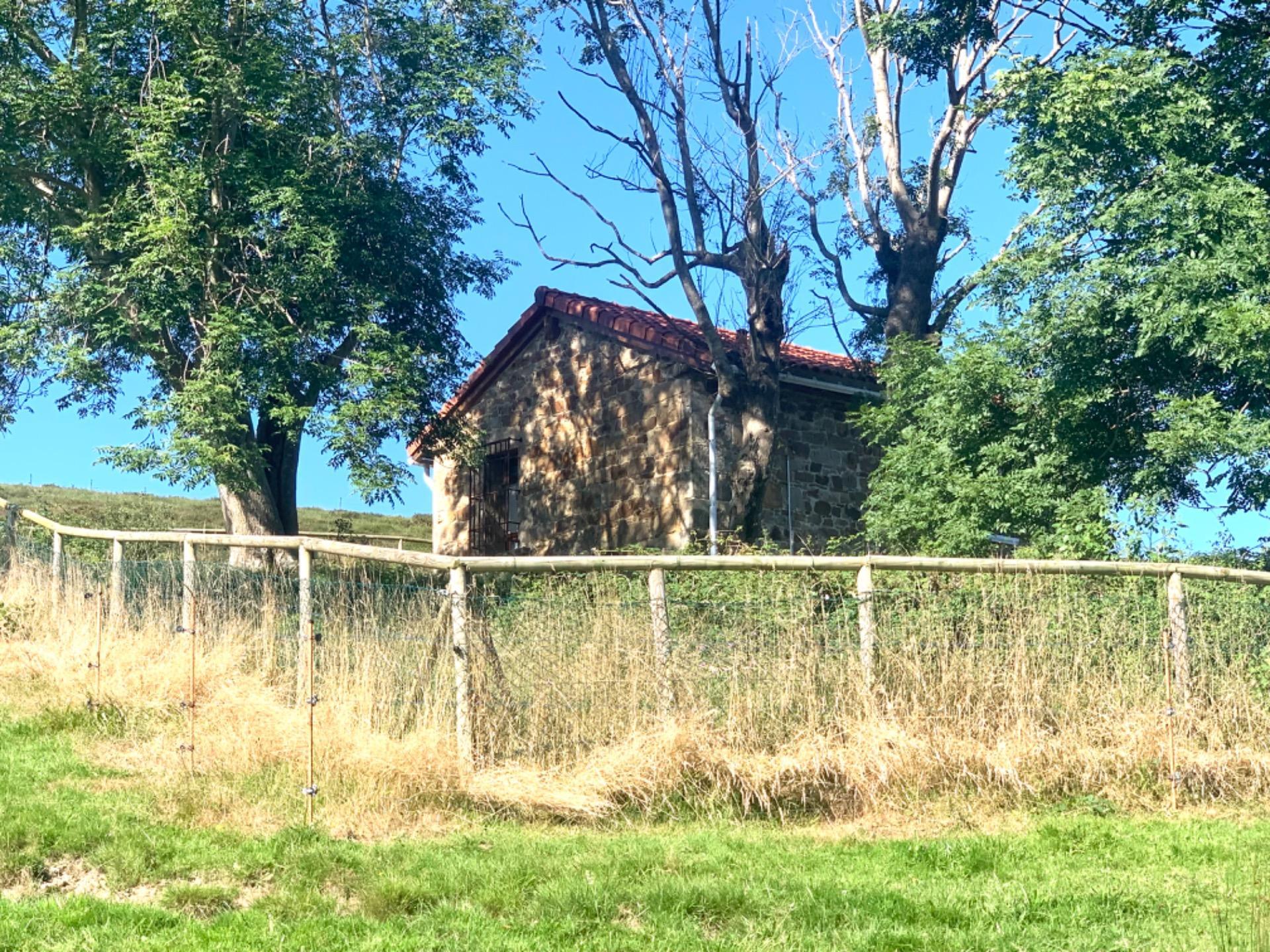 CABAÑA de Piedra Pasiega en San Roque Riomiera, Merilla