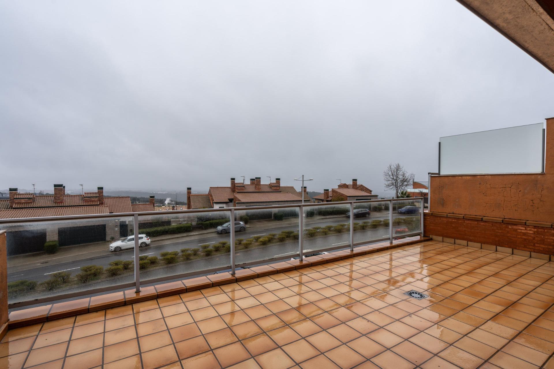 ^**^ESPECTACULAR ADOSADO EN TORRELODONES CON VISTAS PANORÁMICAS AL SKYLINE DE MADRID^^**^ Este preci