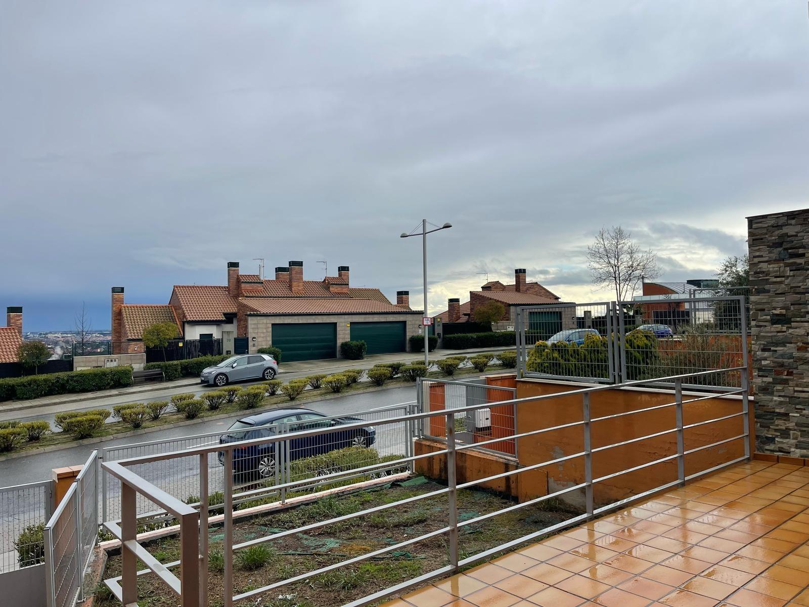 ^**^ESPECTACULAR ADOSADO EN TORRELODONES CON VISTAS PANORÁMICAS AL SKYLINE DE MADRID^^**^ Este preci