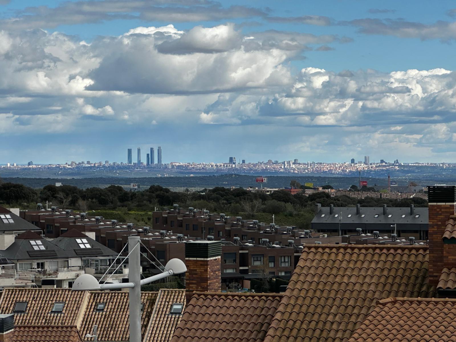 ^**^ESPECTACULAR ADOSADO EN TORRELODONES CON VISTAS PANORÁMICAS AL SKYLINE DE MADRID^^**^ Este preci