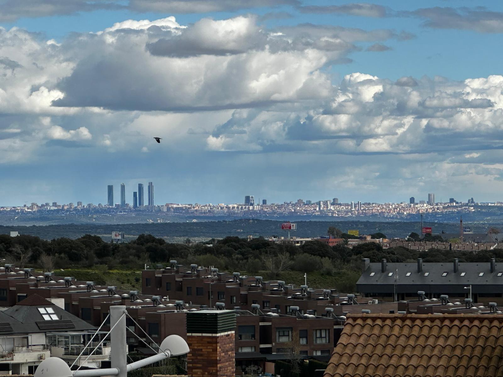 ^**^ESPECTACULAR ADOSADO EN TORRELODONES CON VISTAS PANORÁMICAS AL SKYLINE DE MADRID^^**^ Este preci
