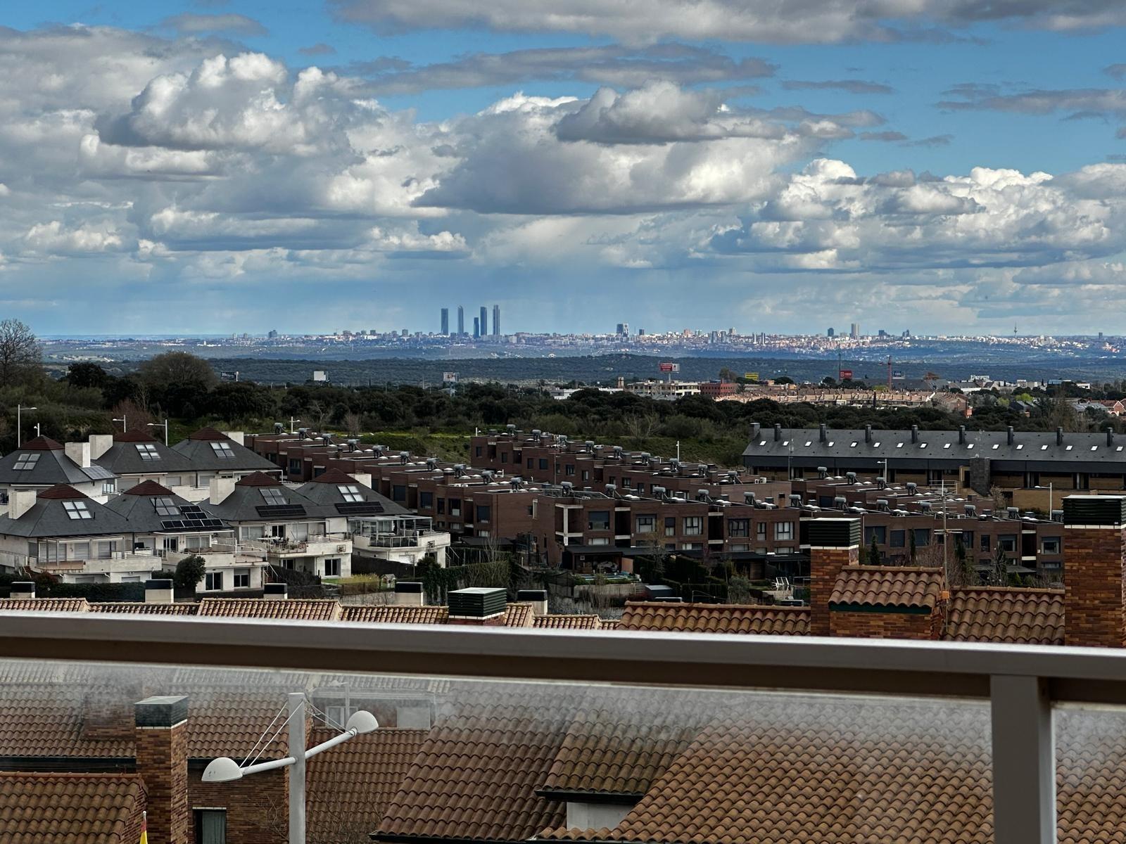^**^ESPECTACULAR ADOSADO EN TORRELODONES CON VISTAS PANORÁMICAS AL SKYLINE DE MADRID^^**^ Este preci