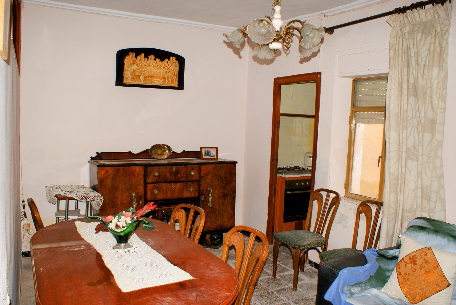 Amplia casa con patio interior en Font de la Figuera