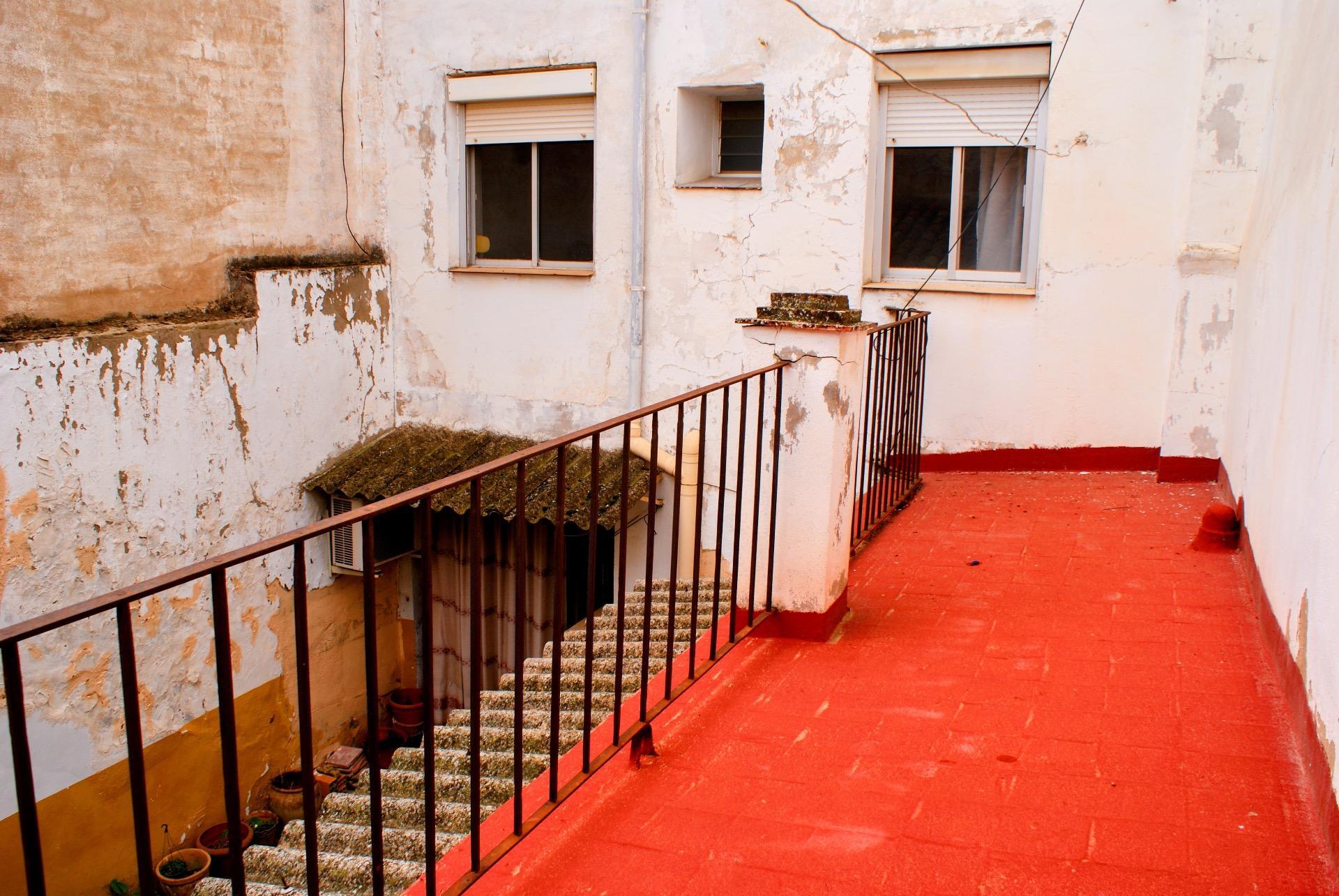 Amplia casa con patio interior en Font de la Figuera