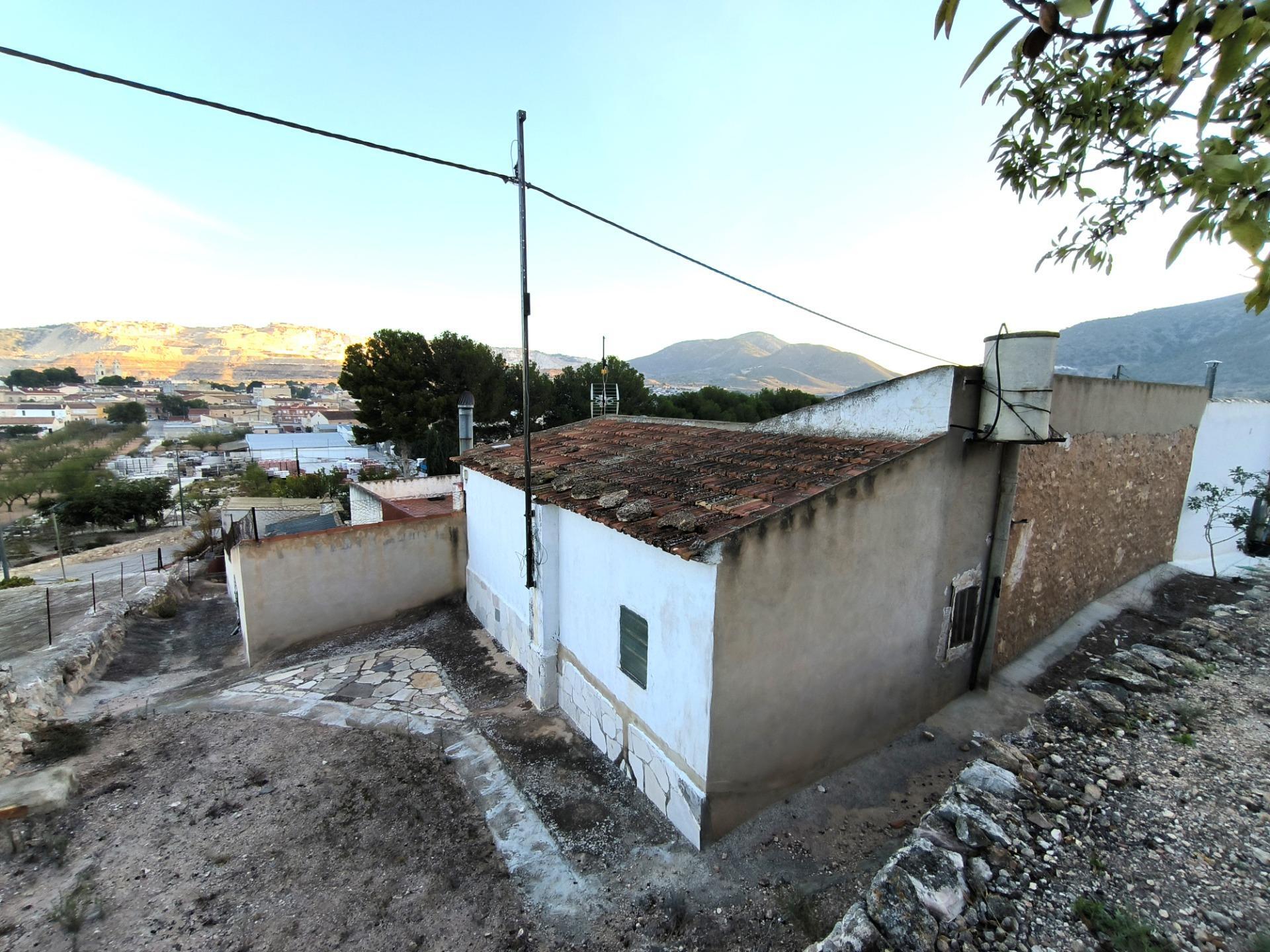 Casa Adosada  en la Algueña (Alicante)