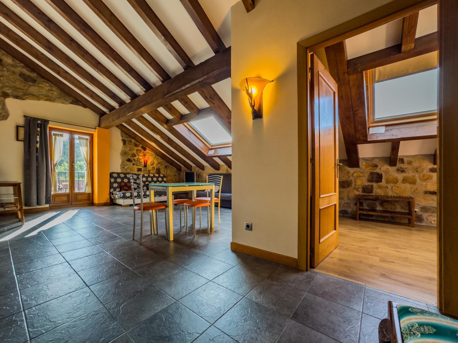 Casa rural de piedra con jardín y vistas abiertas, perfecta para vivir o invertir