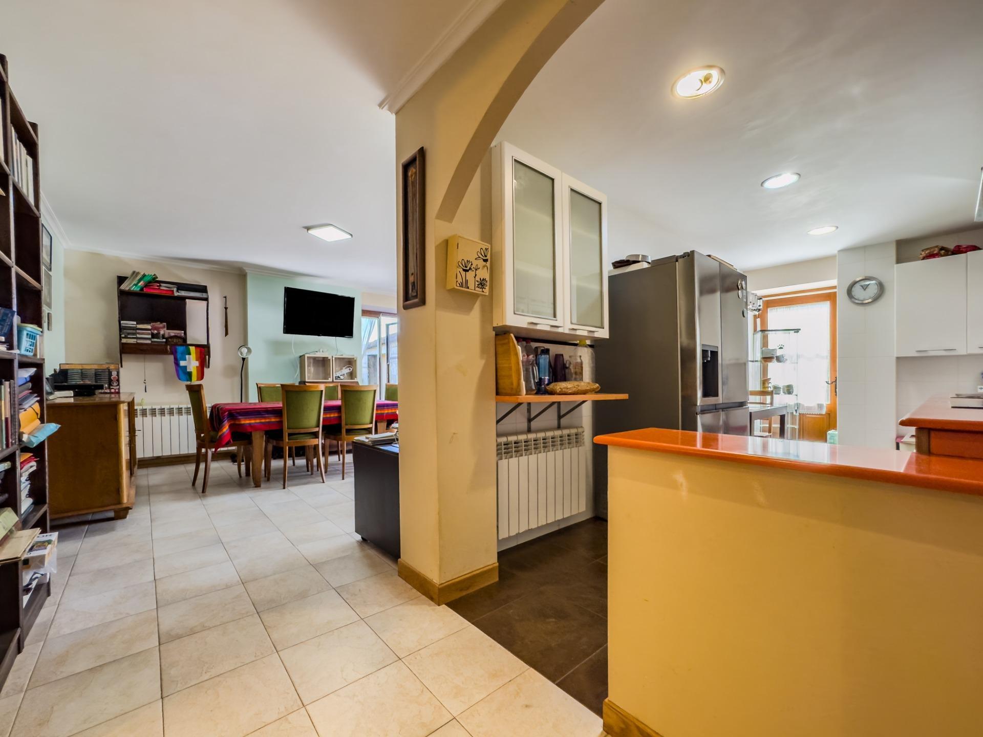 Casa rural de piedra con jardín y vistas abiertas, perfecta para vivir o invertir