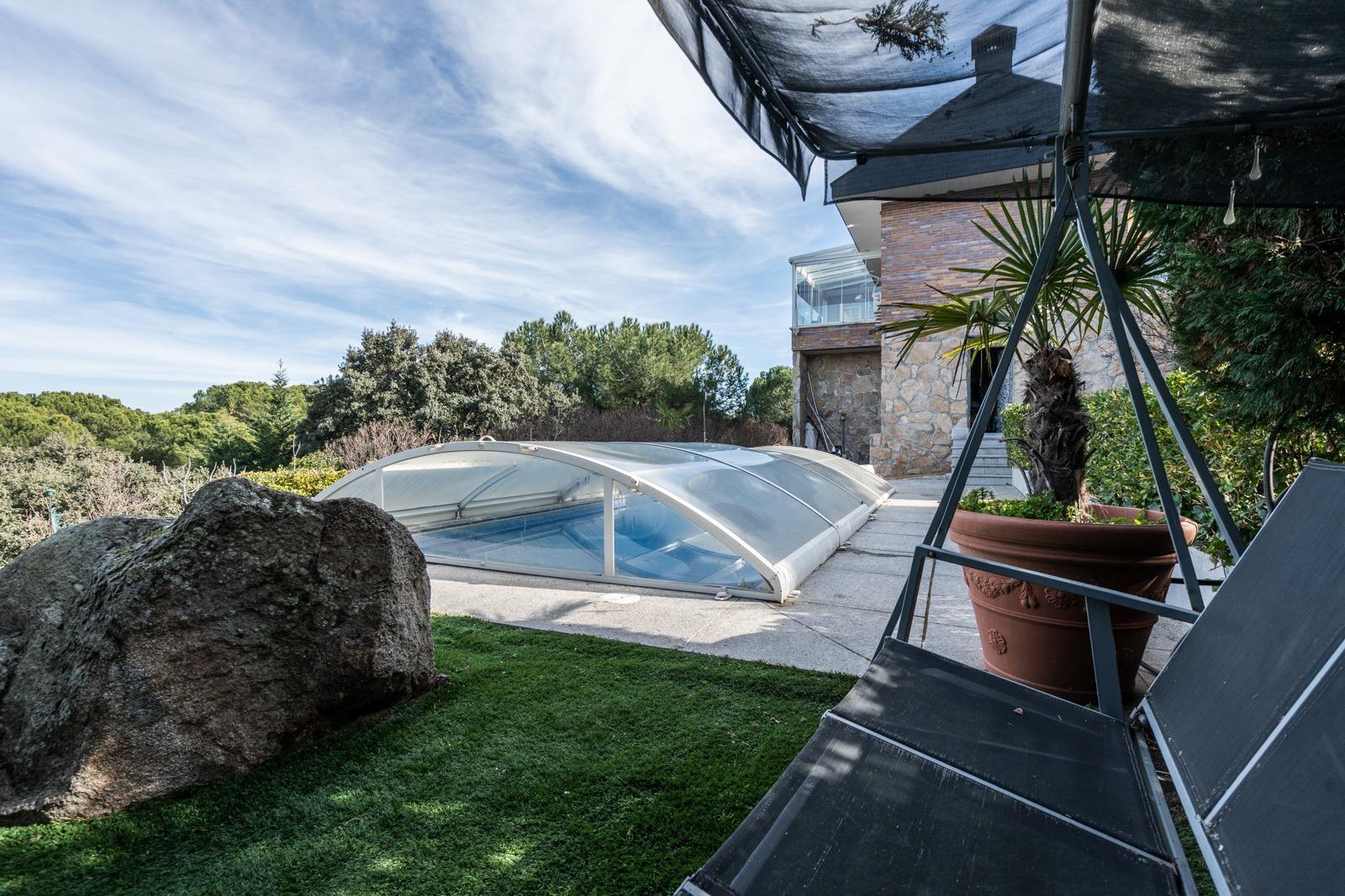 ^**^EXCLUSIVO CHALET CON VISTAS ESPECTACULARES, PISCINA CLIMATIZADA Y JARDÍN PRIVADO^**^ Este magníf